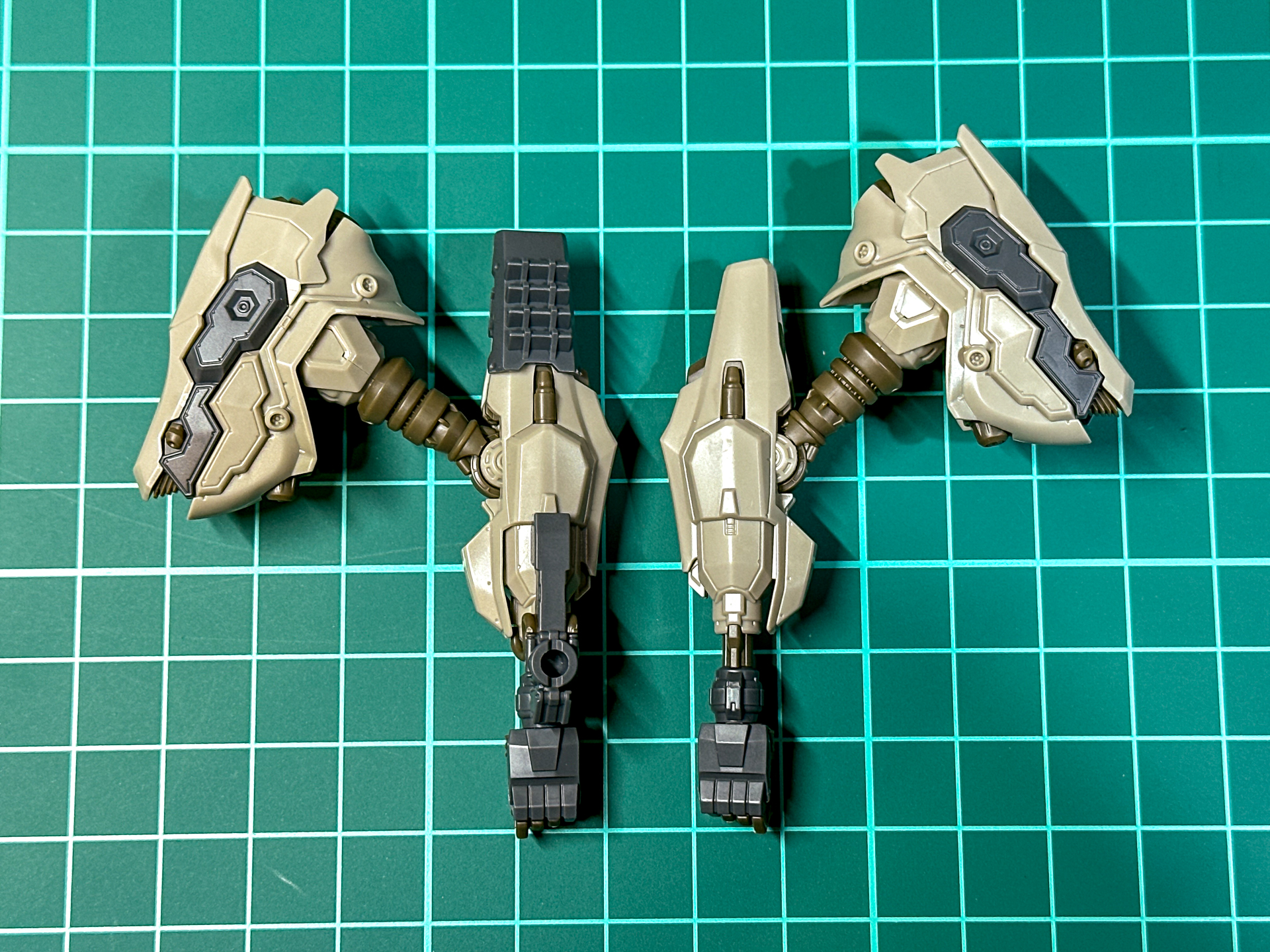 右腕と左腕の比較。左腕には武器ジョイントが追加されています。