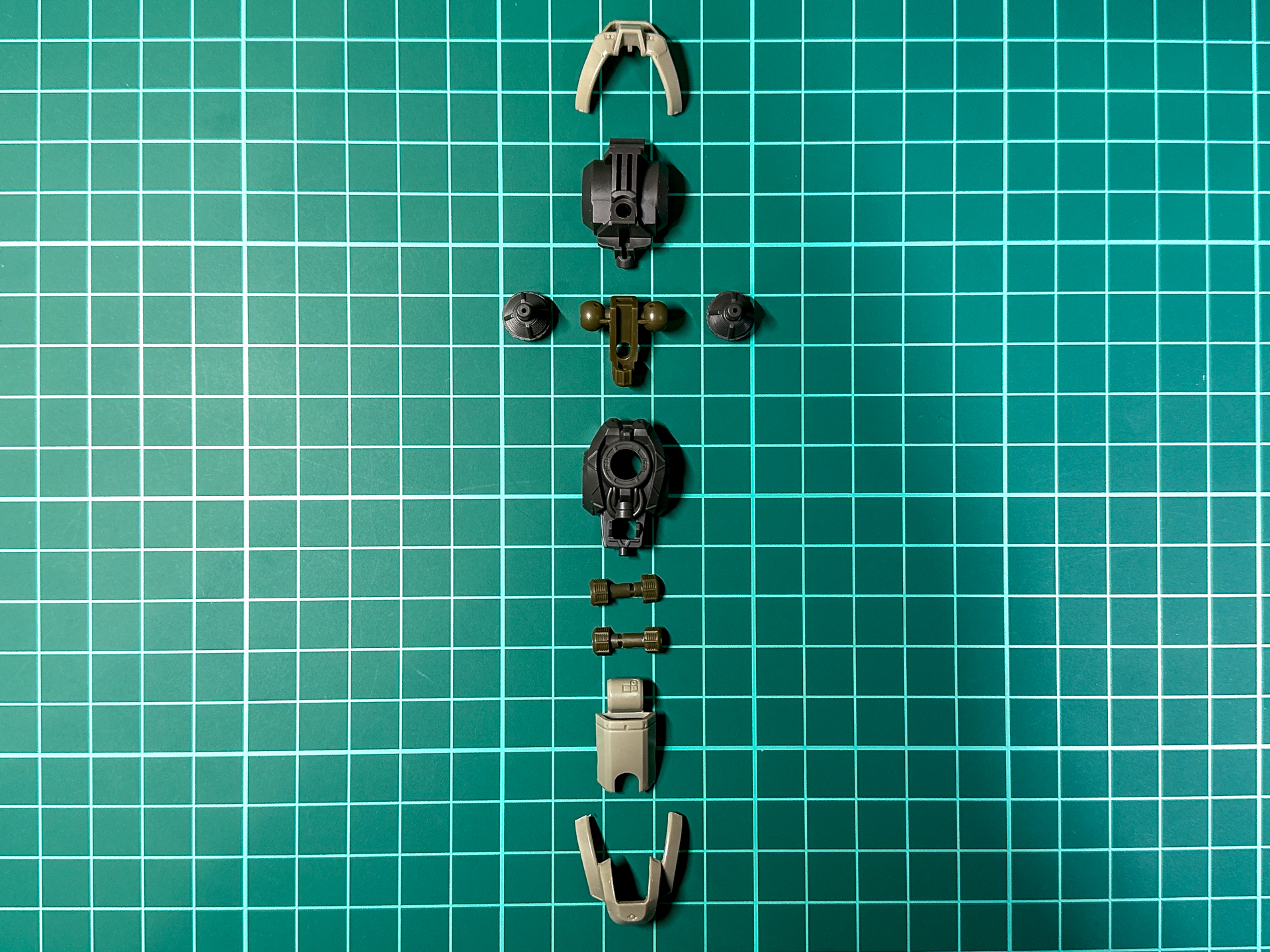 パーツ状態での腰部パーツ。全10パーツにて構成されています。