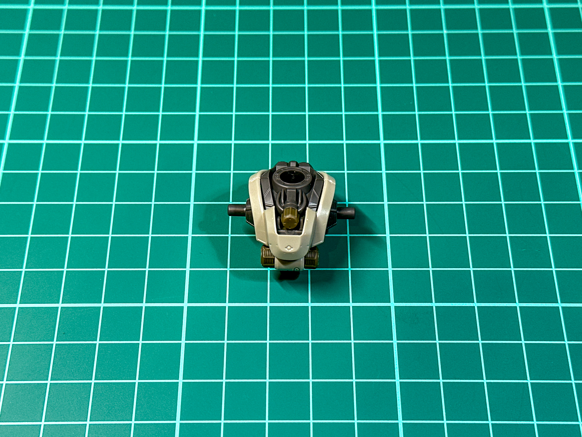 組み立てが完了した腰部パーツ。下面にアクションベース接続孔があります。