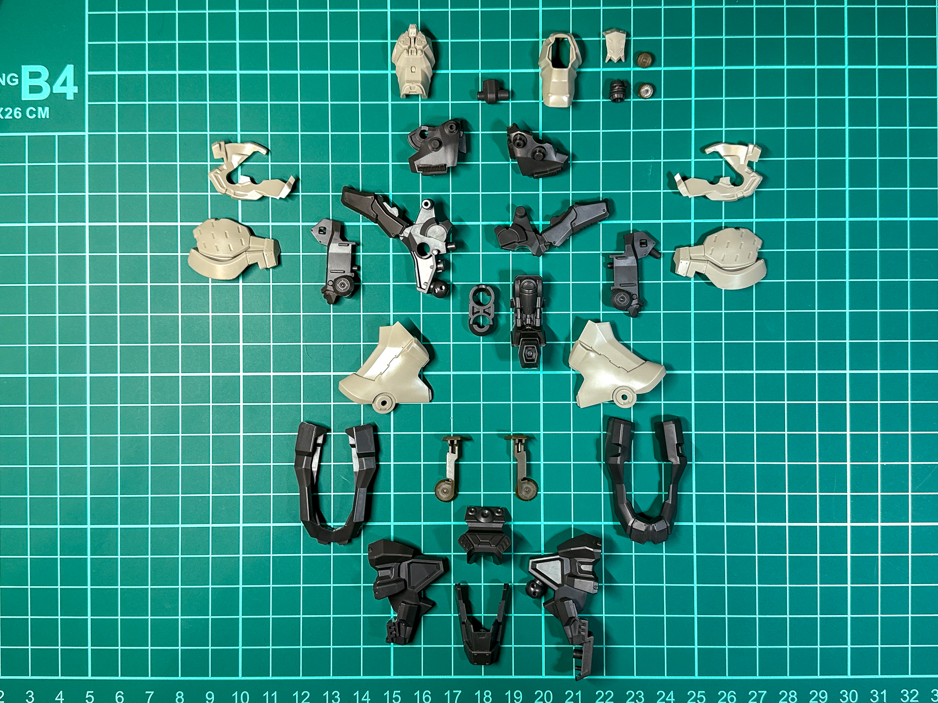 組み立て前の脚部。左右各29パーツにて構成されています。