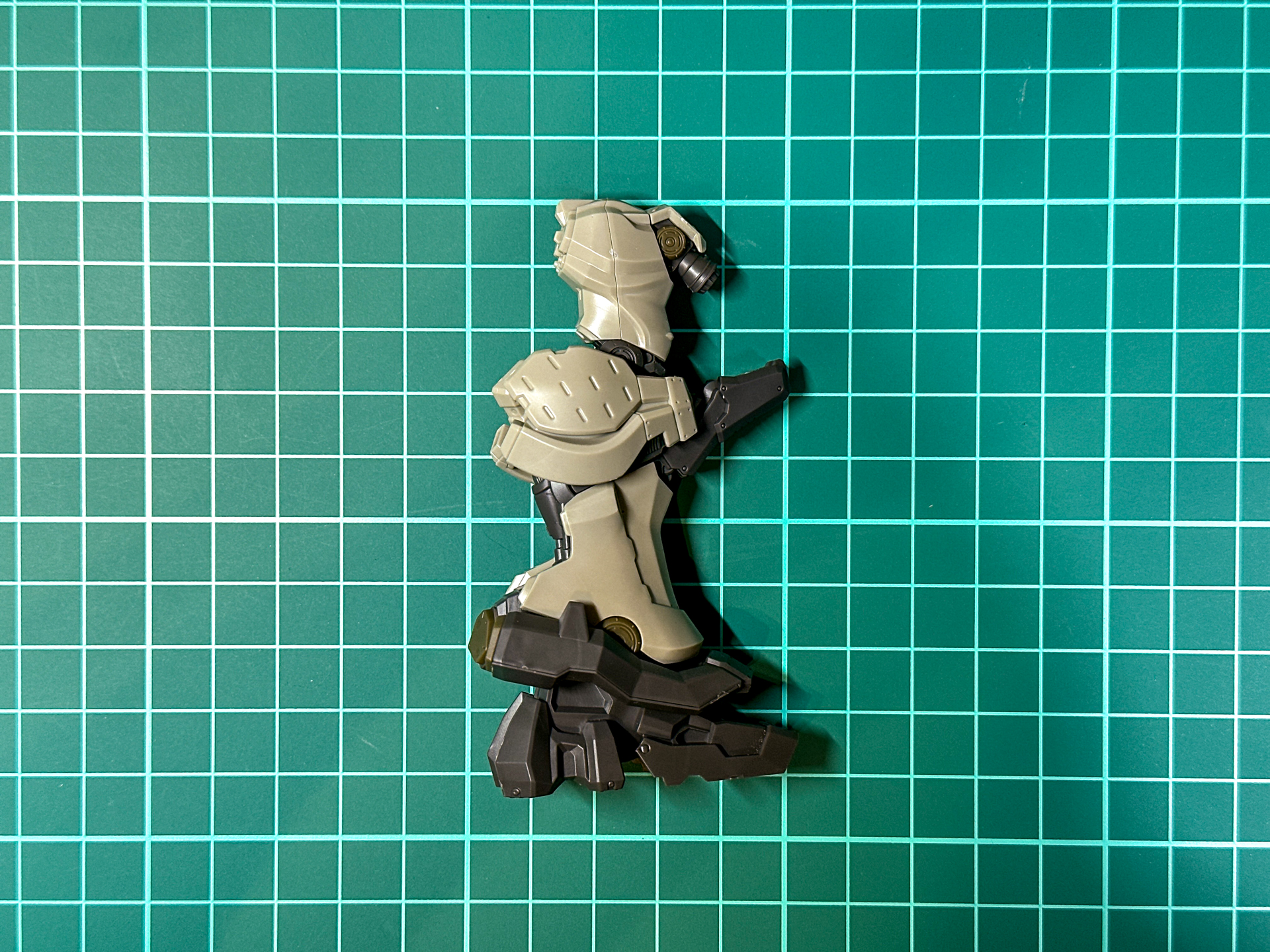 組み立て後の脚部パーツ。「スティールヘイズ」と比較してマッシブな形状となっています。