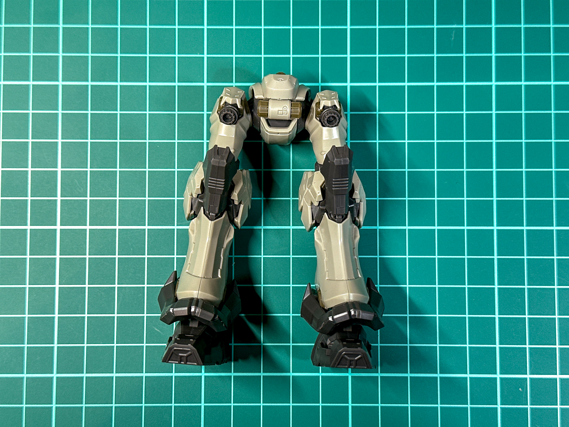 一体化した脚部パーツ。腰部と脚部の接続は軸接続となっています。