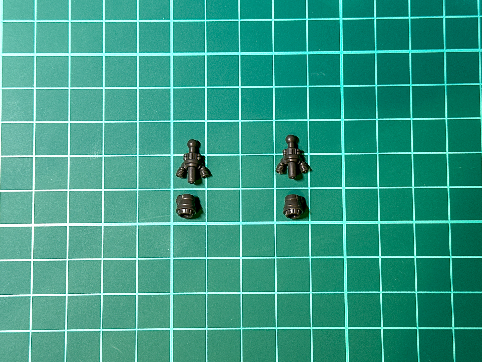 組み立て前のブースタ。左右各2パーツ構成となっています。