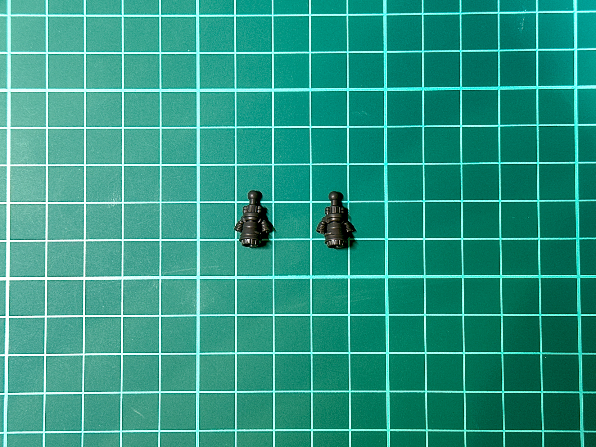 組み立てが完了したブースタ。左右対称形状となっており、ノズル形状は脚部パーツのノズルと同一形状となっています。