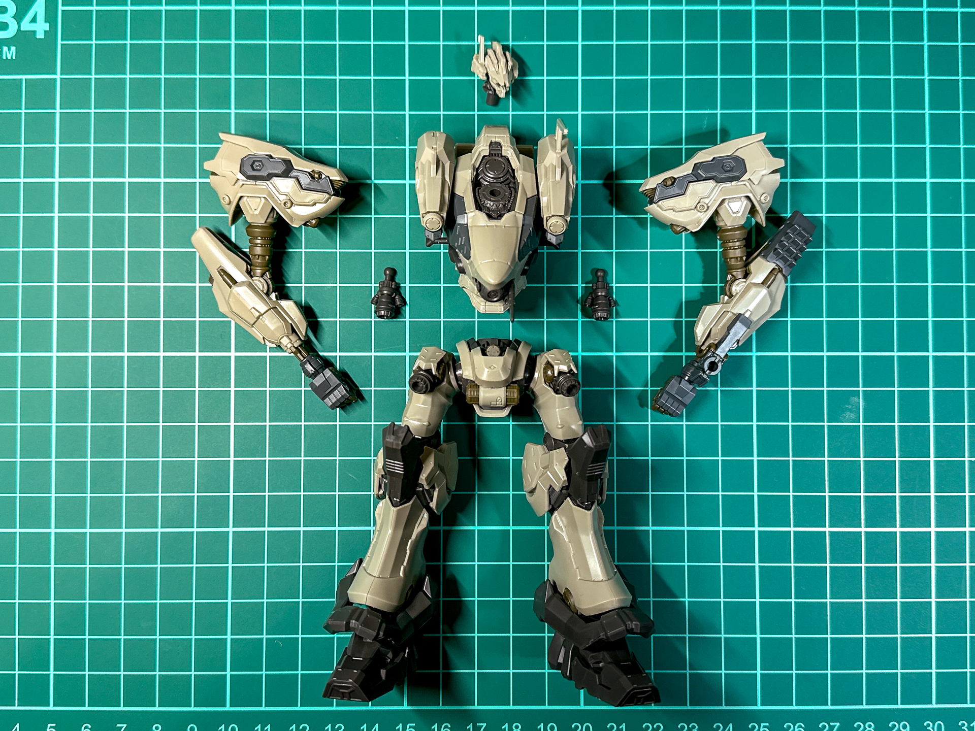 組み上げた本体の各パーツ。頭部の接続は軸接続。そのほかはボールジョイントによる接続となっています。