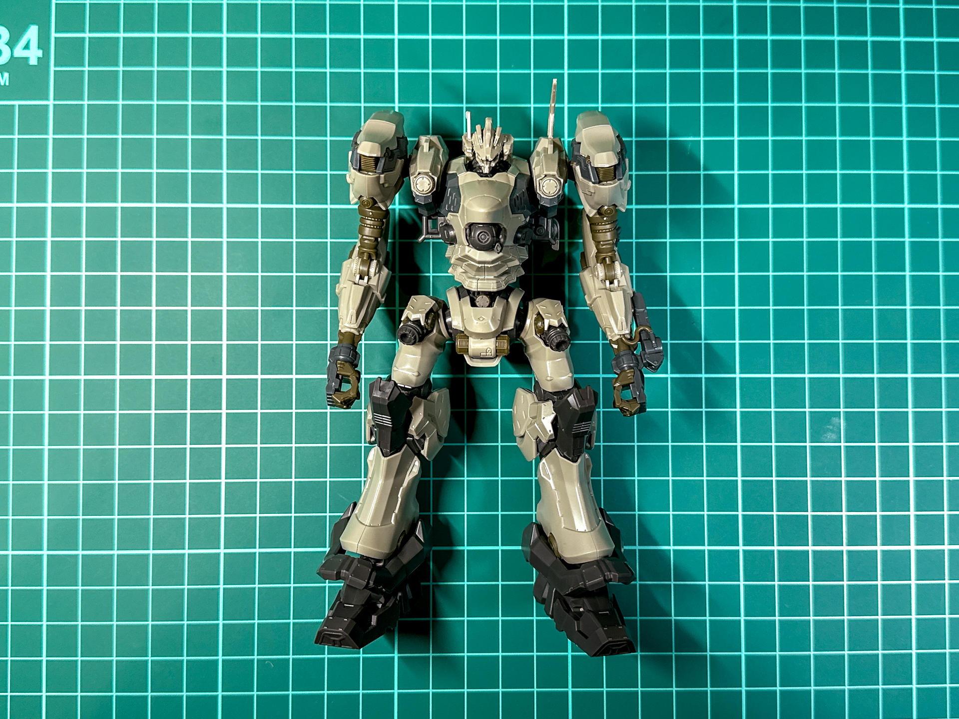 一体化が完了した素体。ここからは武装類を組み立てていきます。