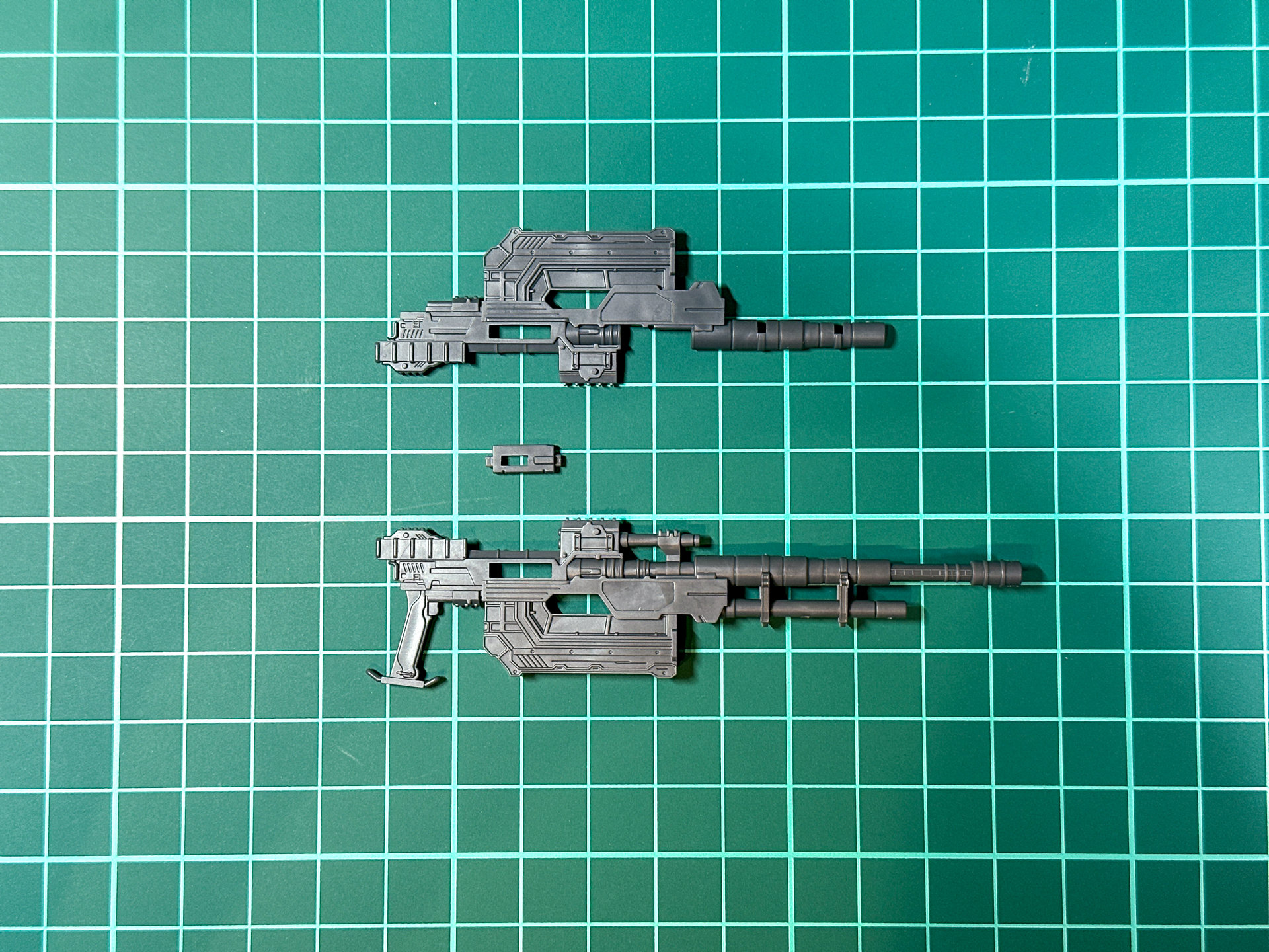 組み立て前のアサルトライフル。全3パーツにて構成されています。