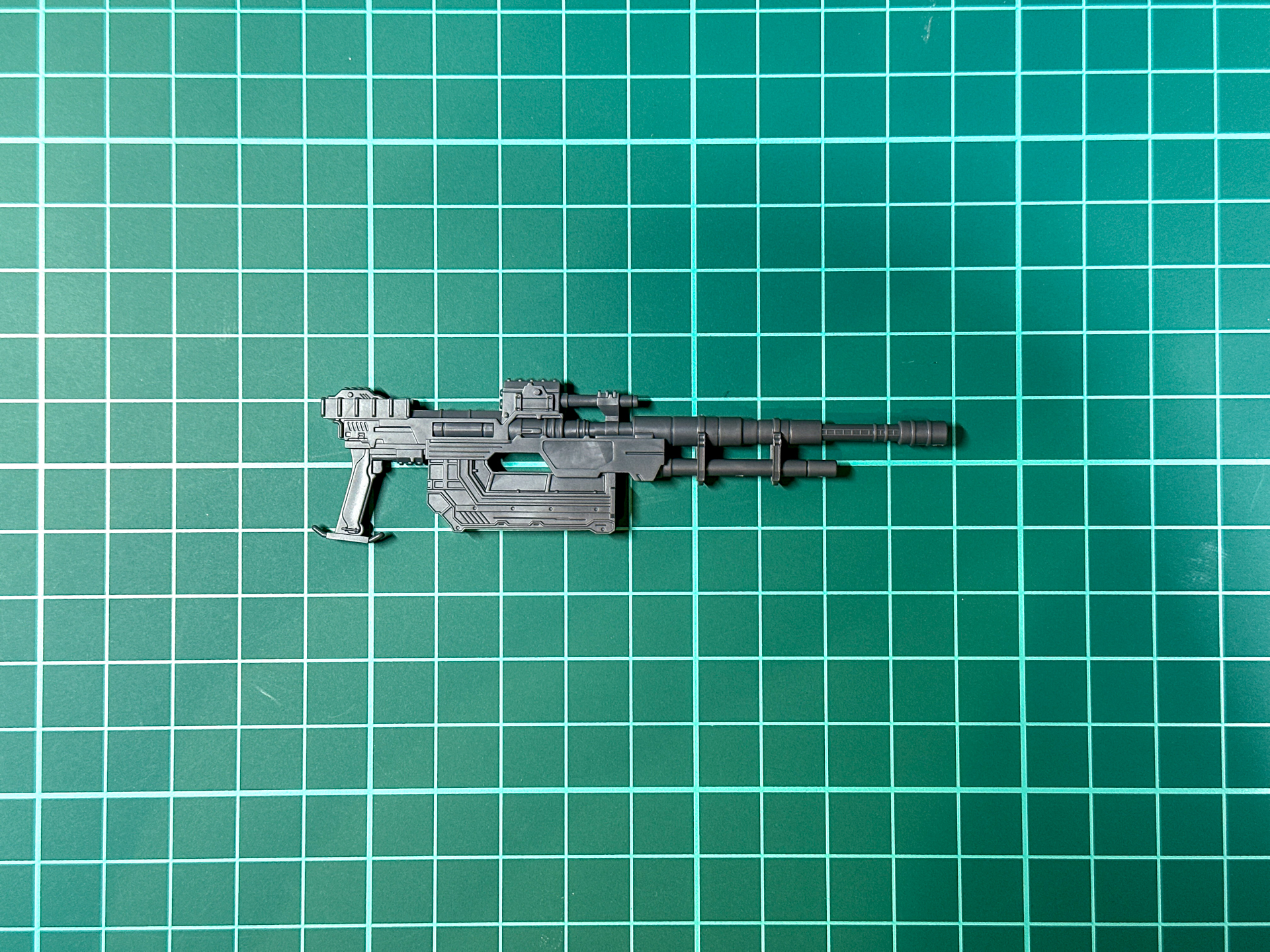 組み立て後のアサルトライフル。可動ギミック等は特にありません。