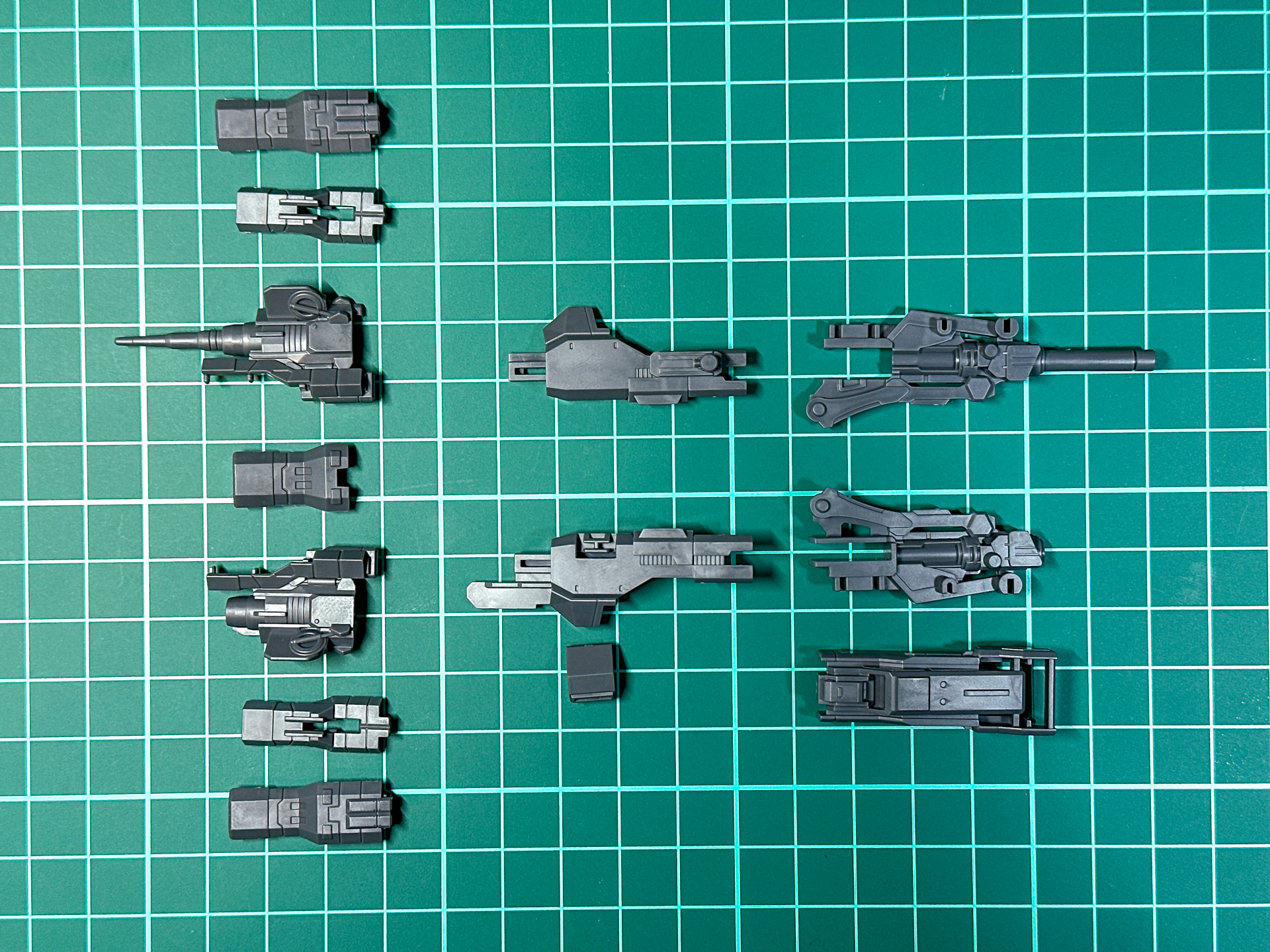 収納状態でのパイルバンカーを構成するパーツ。全13パーツにて構成されています。