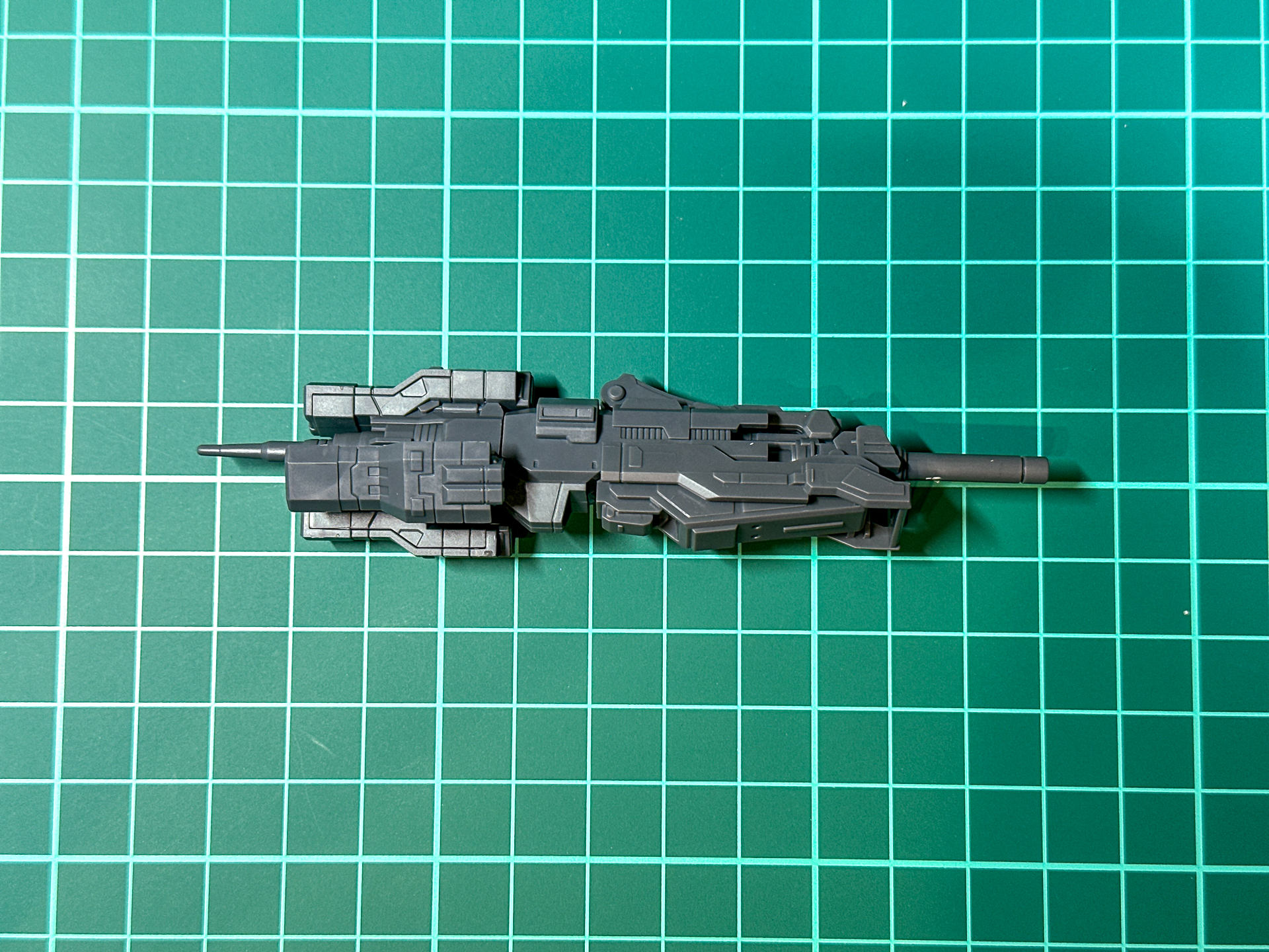 組み立てが完了したパイルバンカー。収納状態でも大型の左腕武器となります。