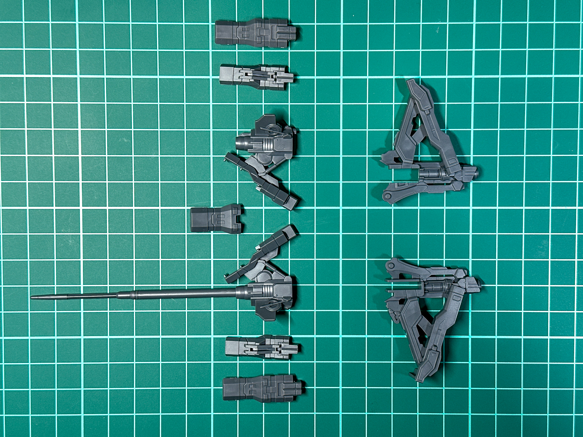 パイルバンカーの射出状態を再現する差し替えパーツ。全9パーツにて構成されています。