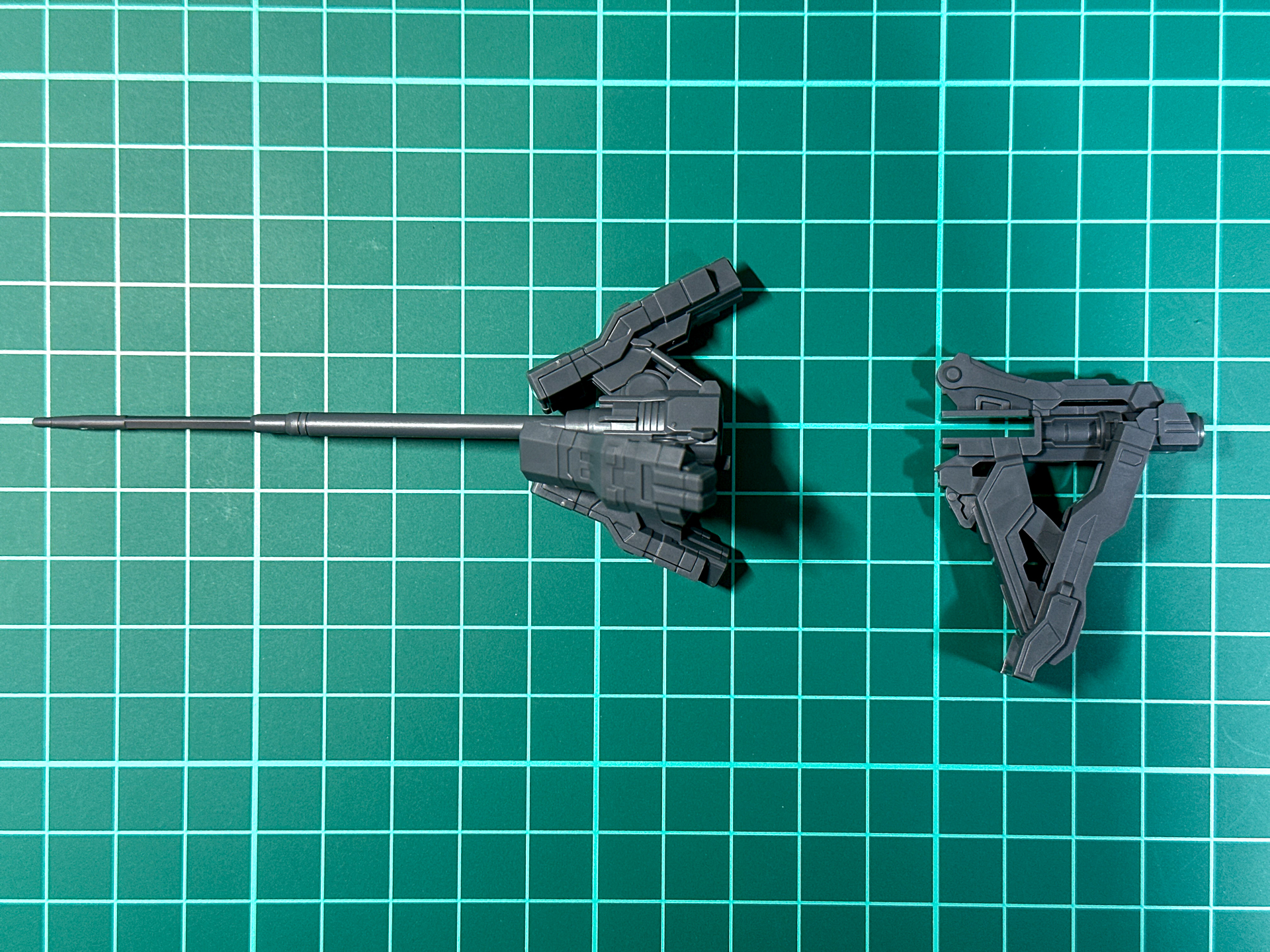 組み立てが完了したパイルバンカー差し替えパーツ。収納状態から前後を差し替えることで射出状態を再現します。