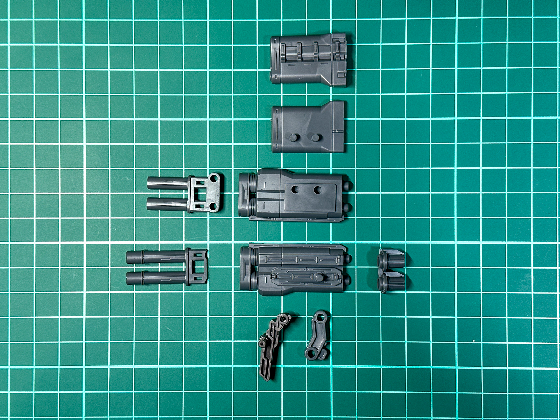 パーツ状態での右肩部グレネードキャノン。全9パーツにて構成されています。