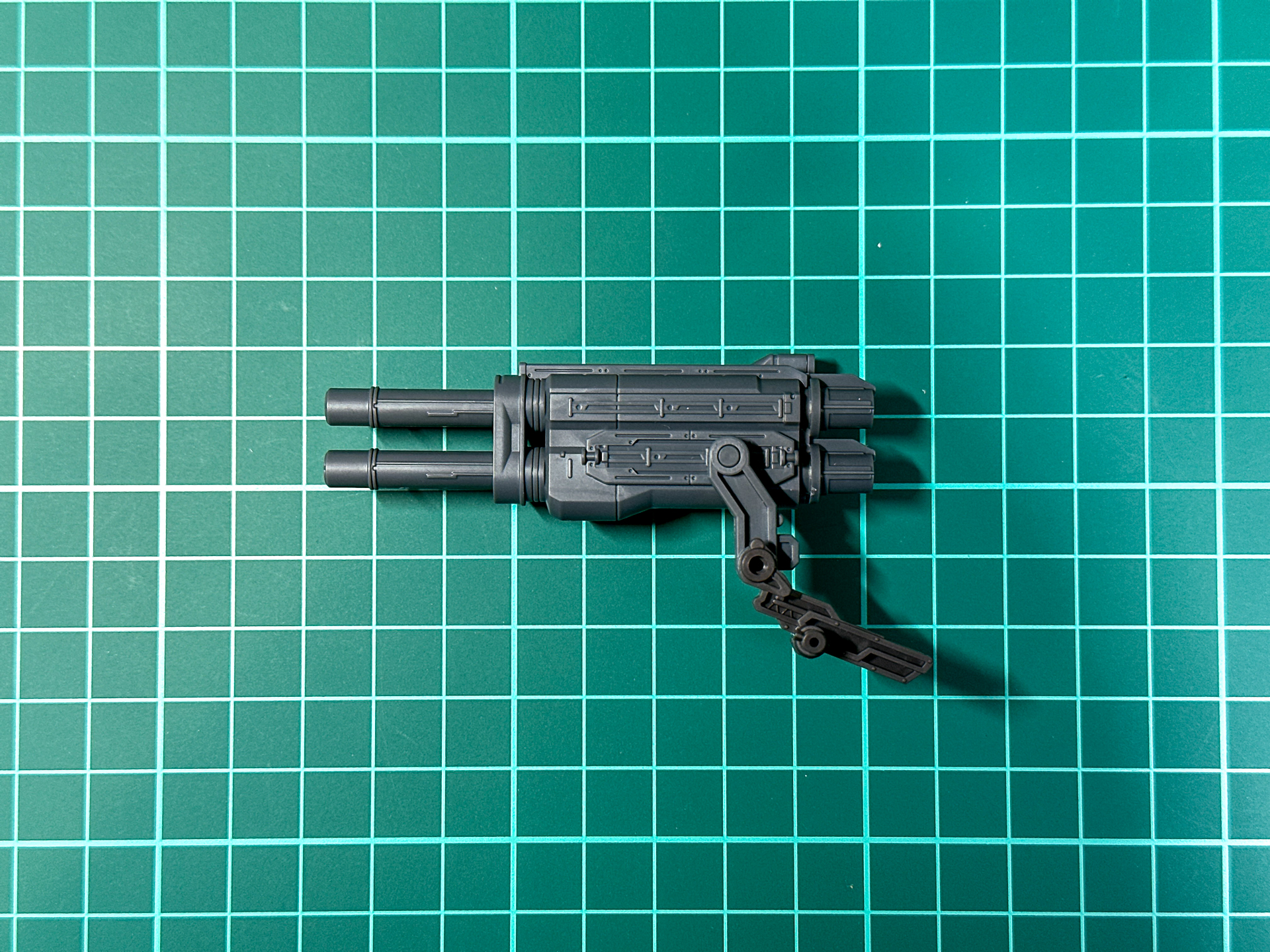 組み立て後の右肩部グレネードキャノン。銃口はスライド金型によって再現されています。