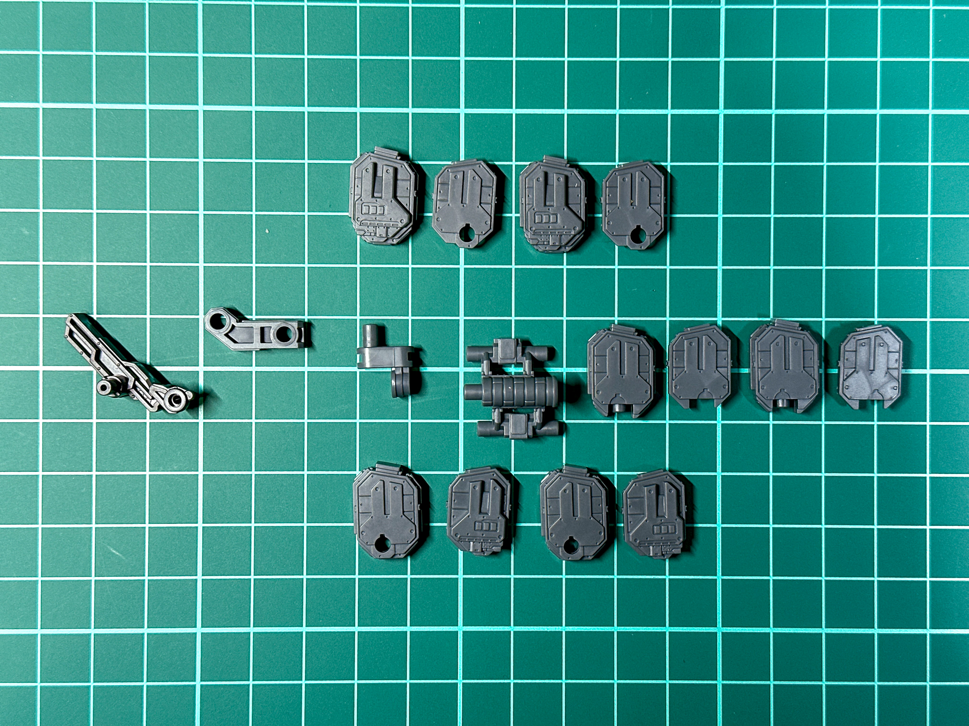 組み立て前の左肩部双対ミサイル。全16パーツにて構成されています。