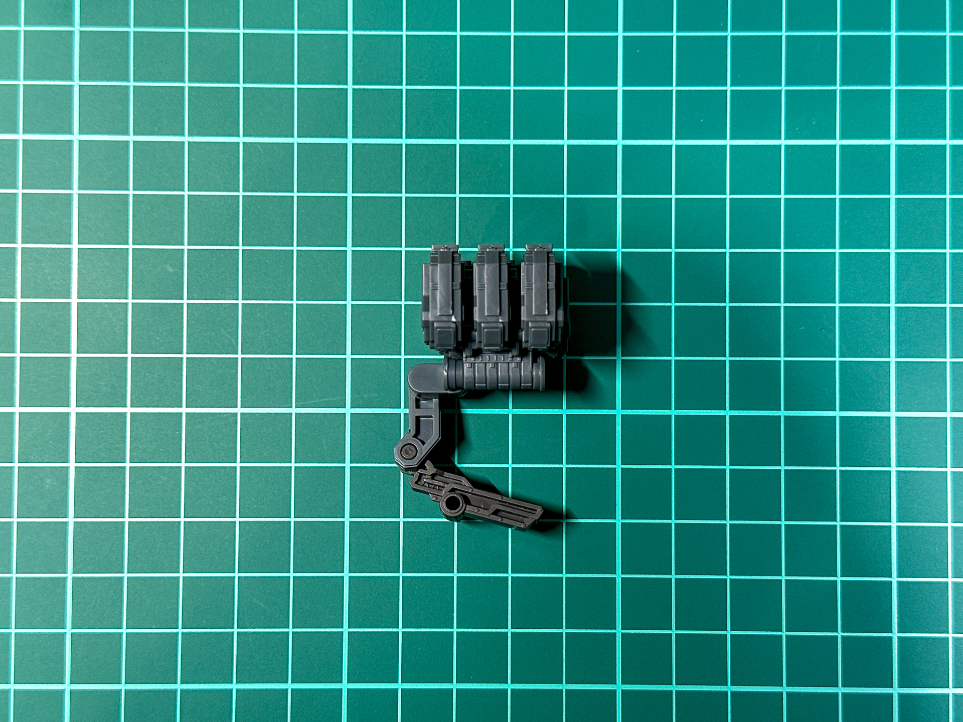 組み立て後の左肩部双対ミサイル。ポージングに合わせて角度変更が可能です。