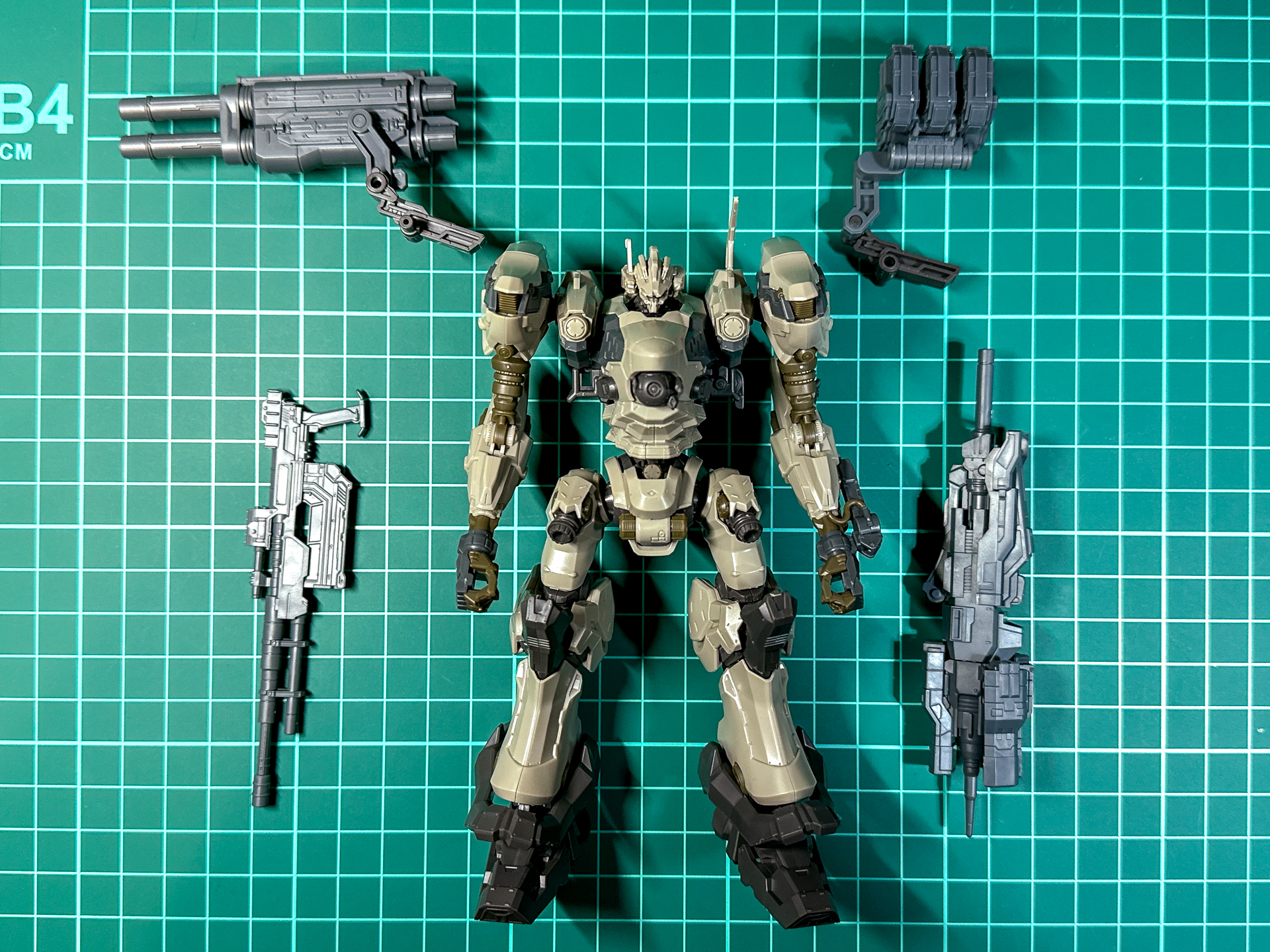 各種武装を取り付ける前のキット。右手武装はハンドパーツに保持させ、その他のパーツは軸接続となります。