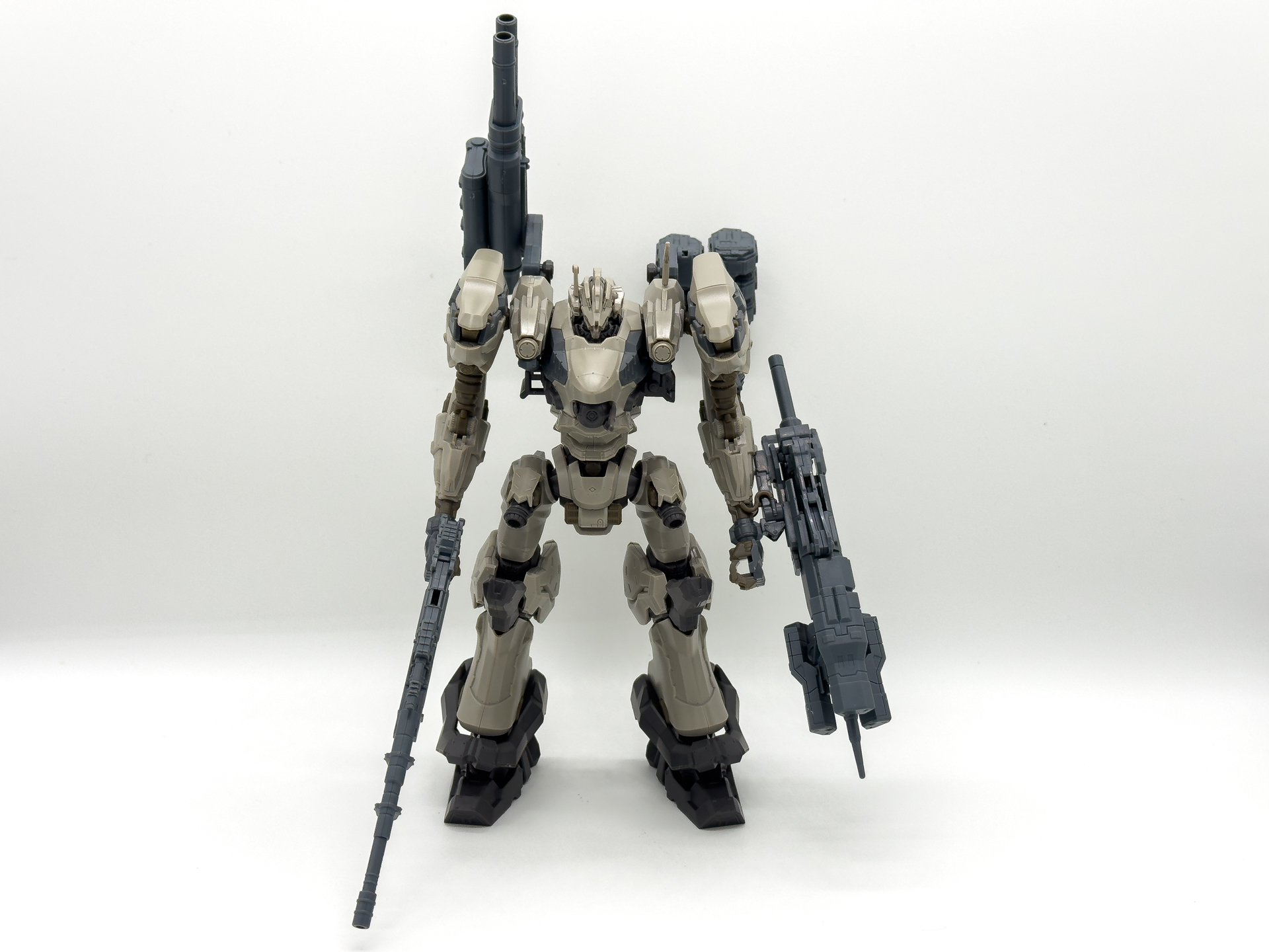 素立ち状態の「ナイトフォール」。ゲームの看板機らしいオーソドックスな中量2脚型ACです。