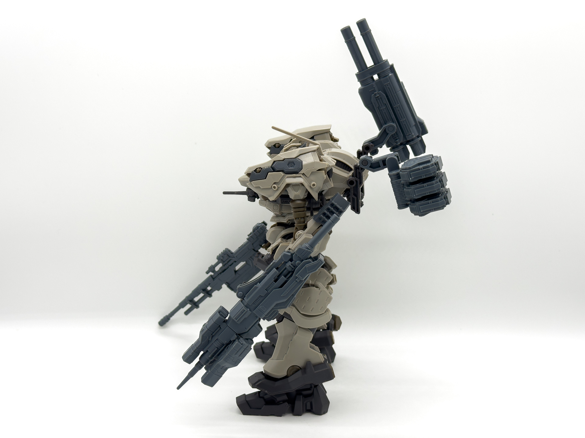 素立ち状態の「ナイトフォール」。ゲームの看板機らしいオーソドックスな中量2脚型ACです。