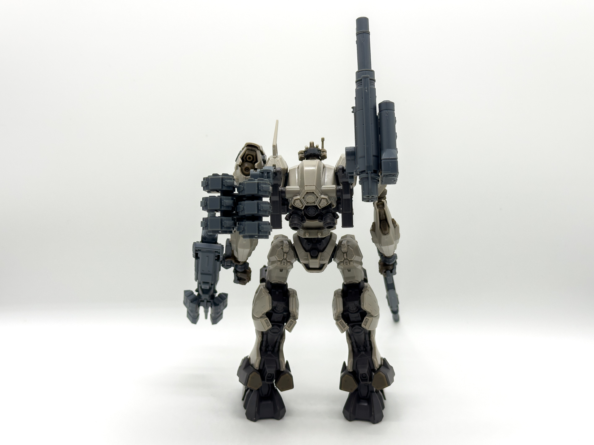 素立ち状態の「ナイトフォール」。ゲームの看板機らしいオーソドックスな中量2脚型ACです。