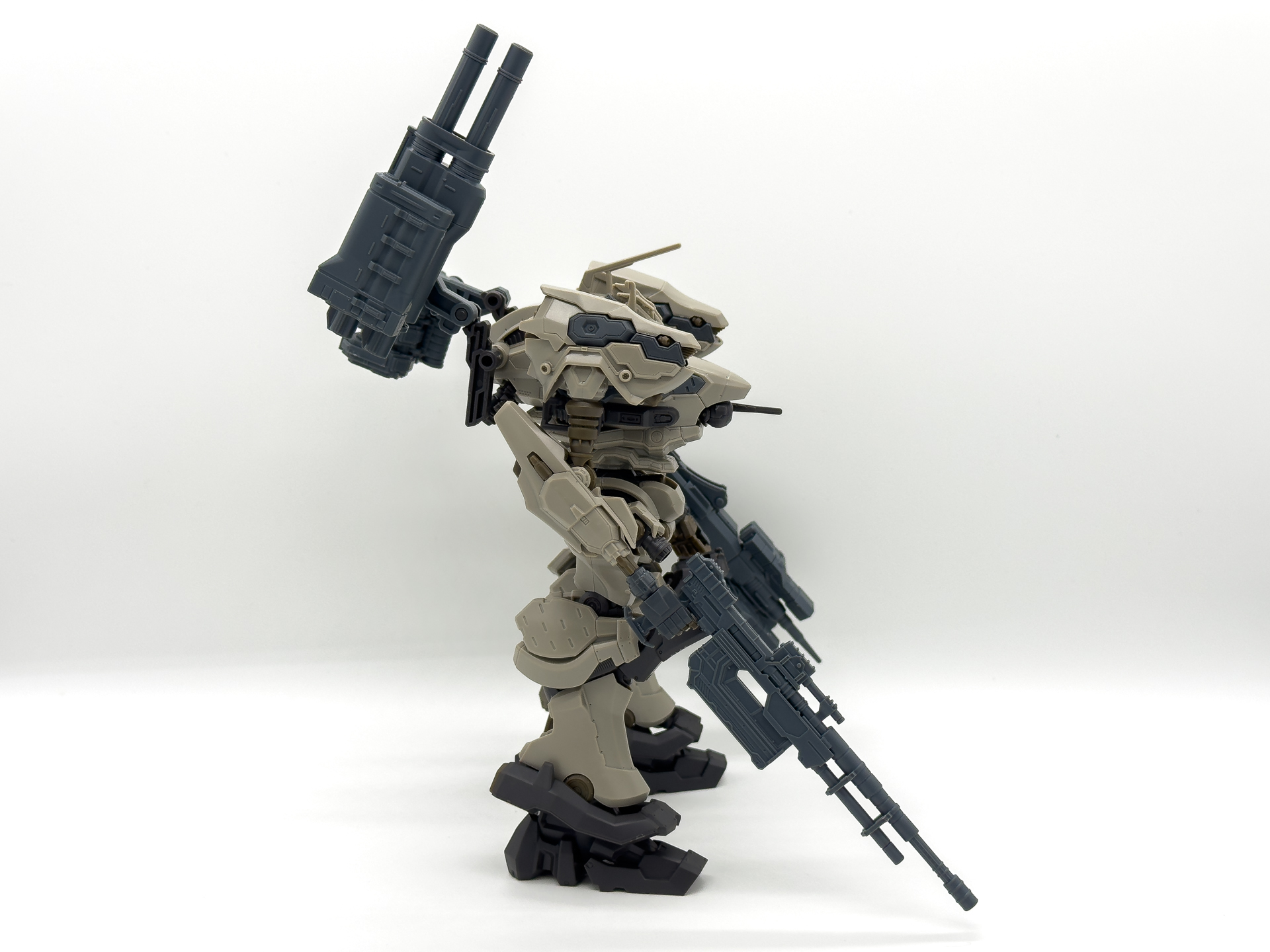 素立ち状態の「ナイトフォール」。ゲームの看板機らしいオーソドックスな中量2脚型ACです。