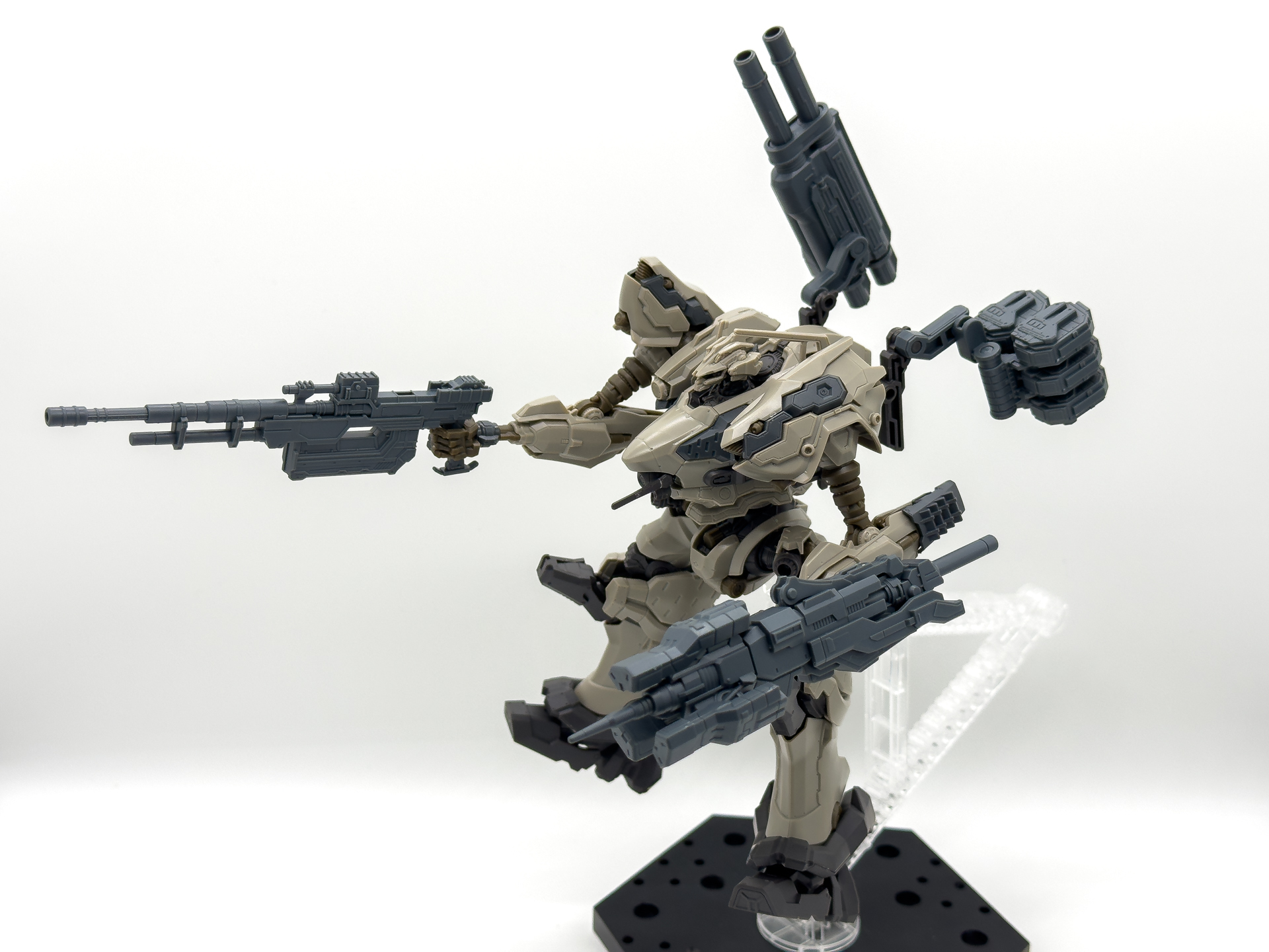 アサルトライフルを構えたポージング。大きな可動はできませんが武器を構える等のポージングは問題なく可能です。