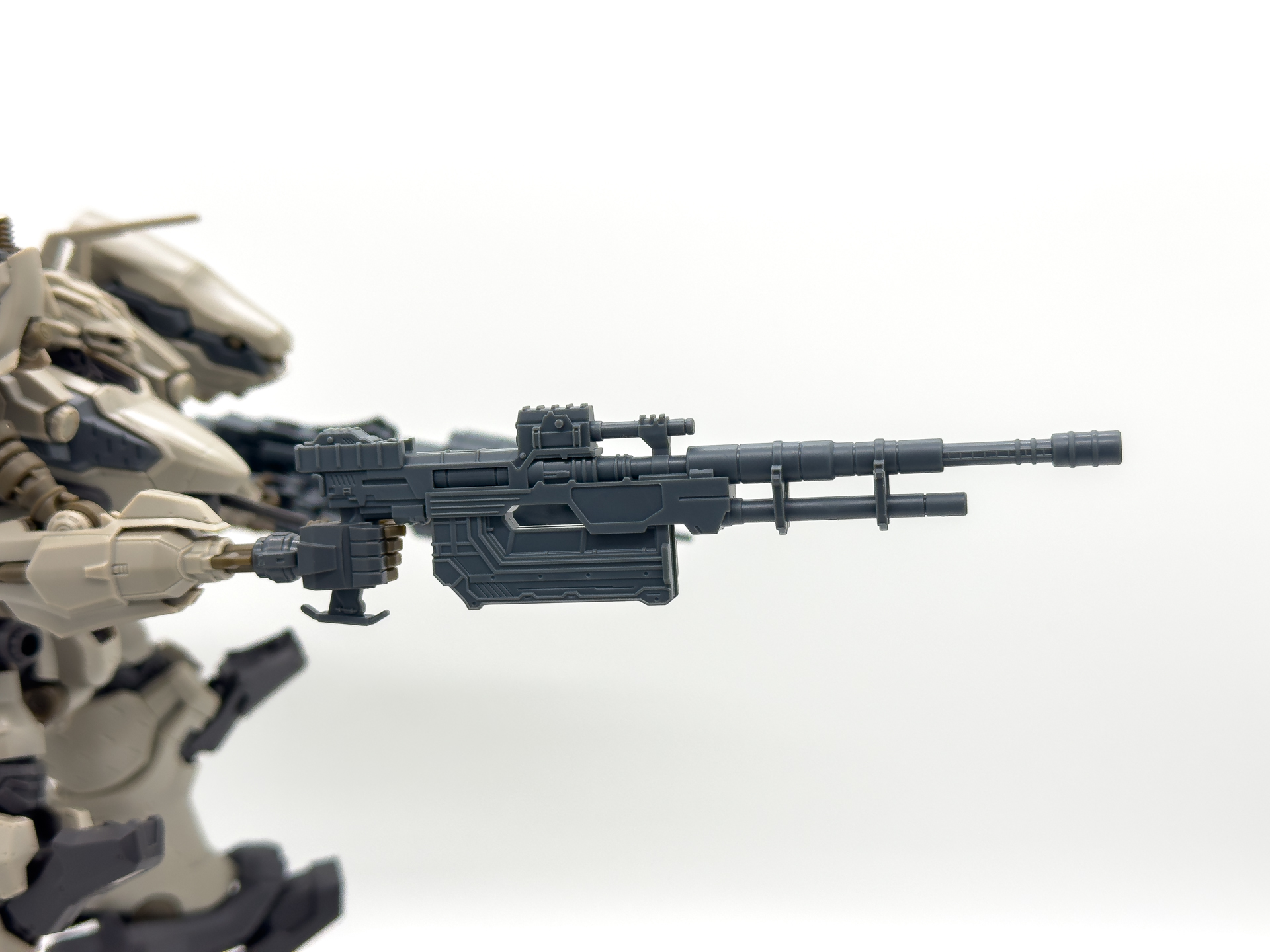 アサルトライフルのアップ。ハンドパーツによりしっかりと保持でき、ぐらつきもありません。