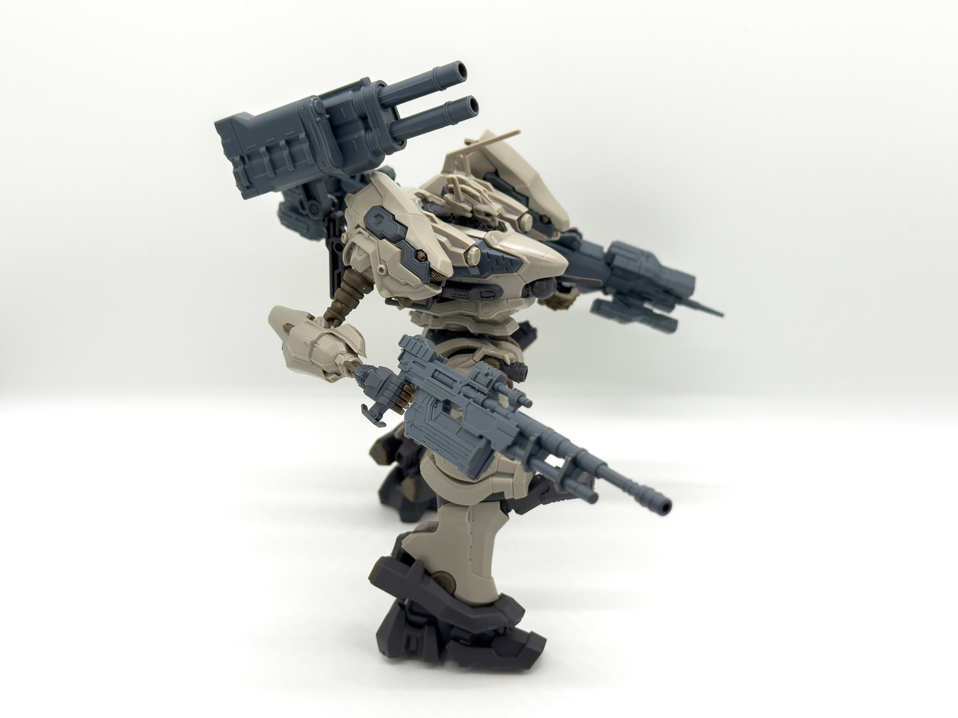 右肩部グレネードキャノンを構える。角度を変更することでポージングに表情をつけます。