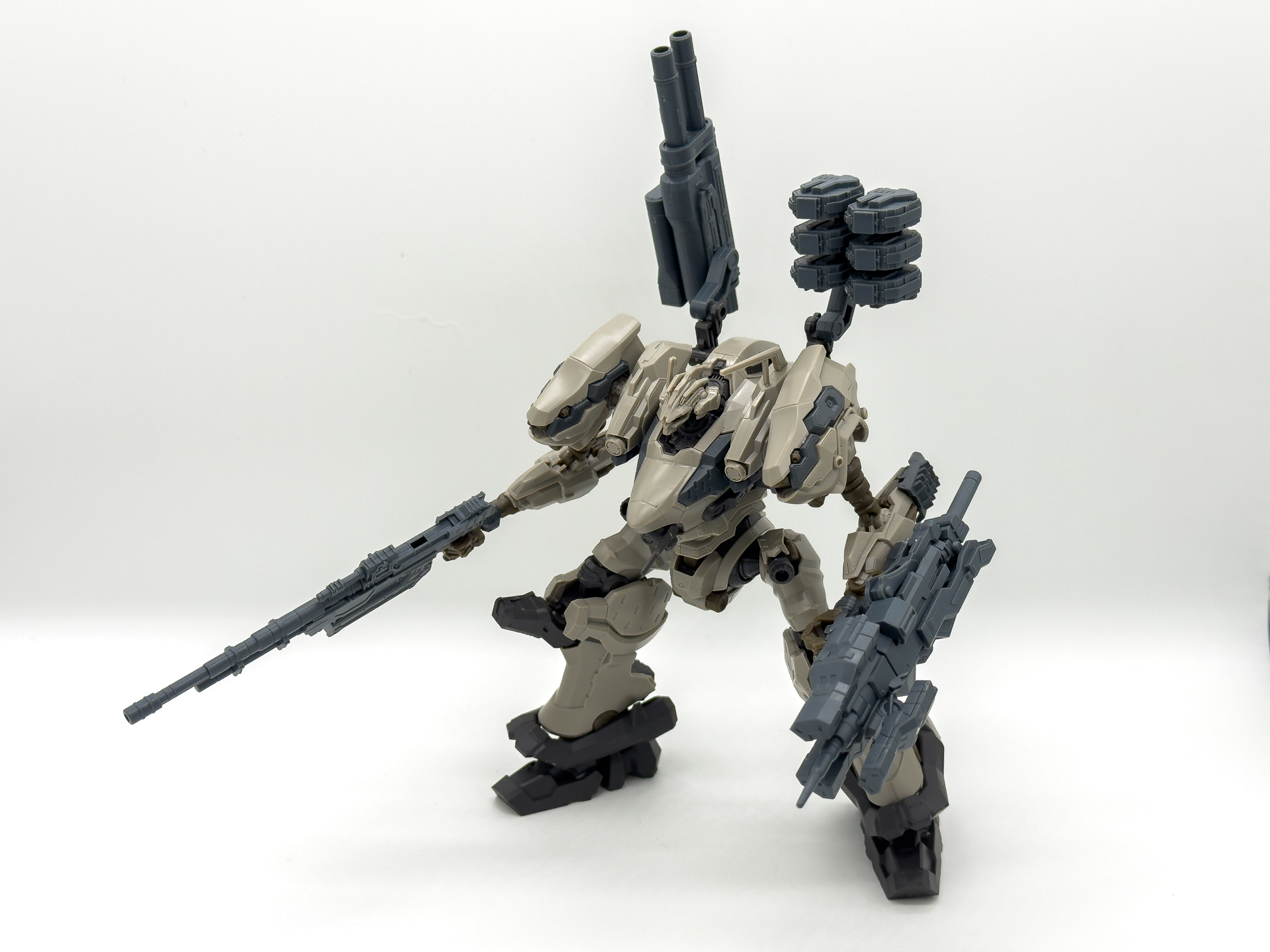 左肩部の双対ミサイルも同様に射撃姿勢をとらせることができます。