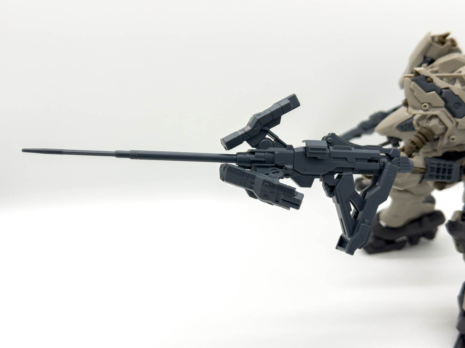 射出状態は先端から杭が飛び出すと共に各部が展開。腕部から大きく前方にパイルが伸びるためさらに大型武器のように見えます。