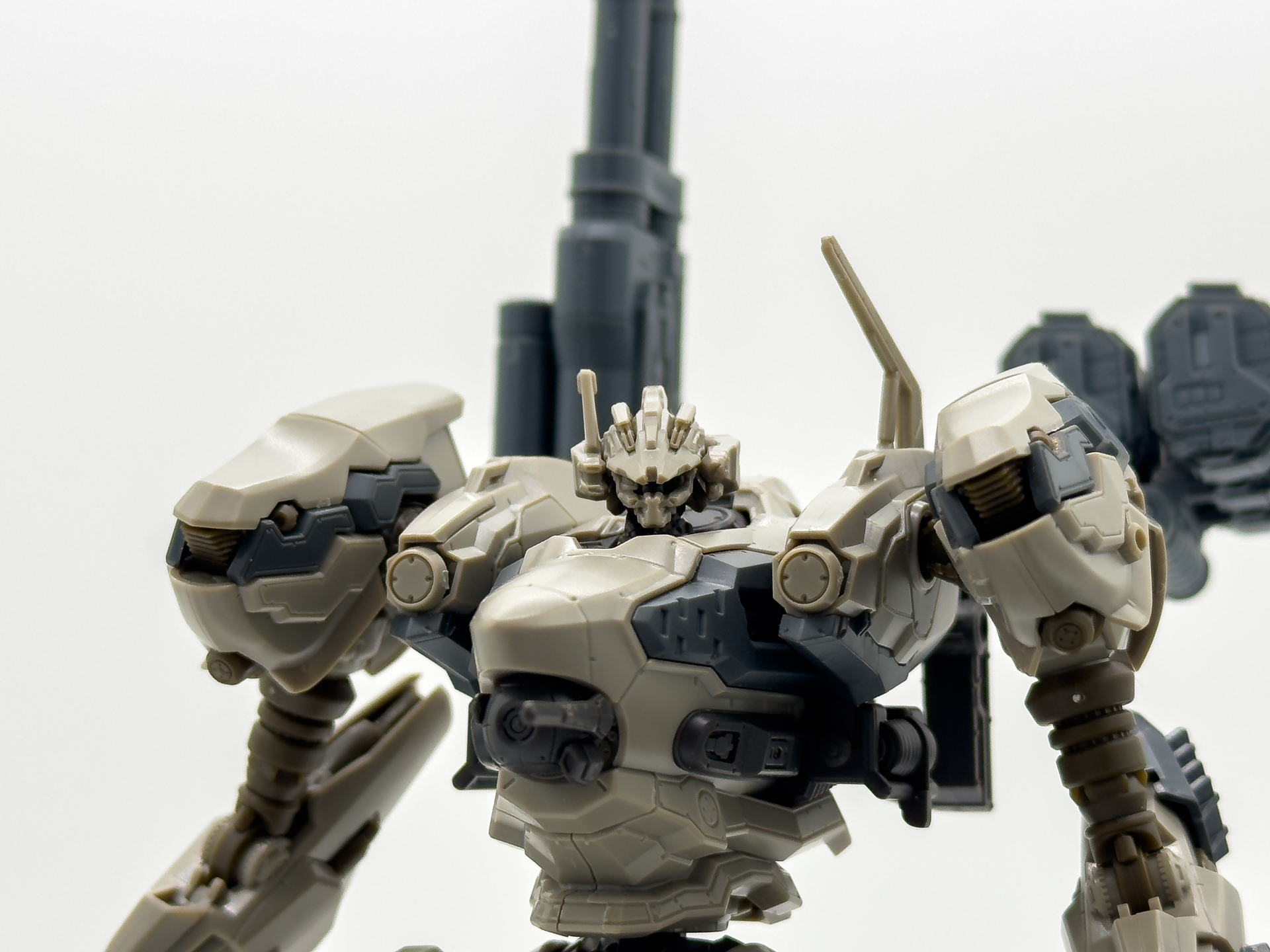 バイザー無しの頭部。内部メカはパーツ分割による色分けです。