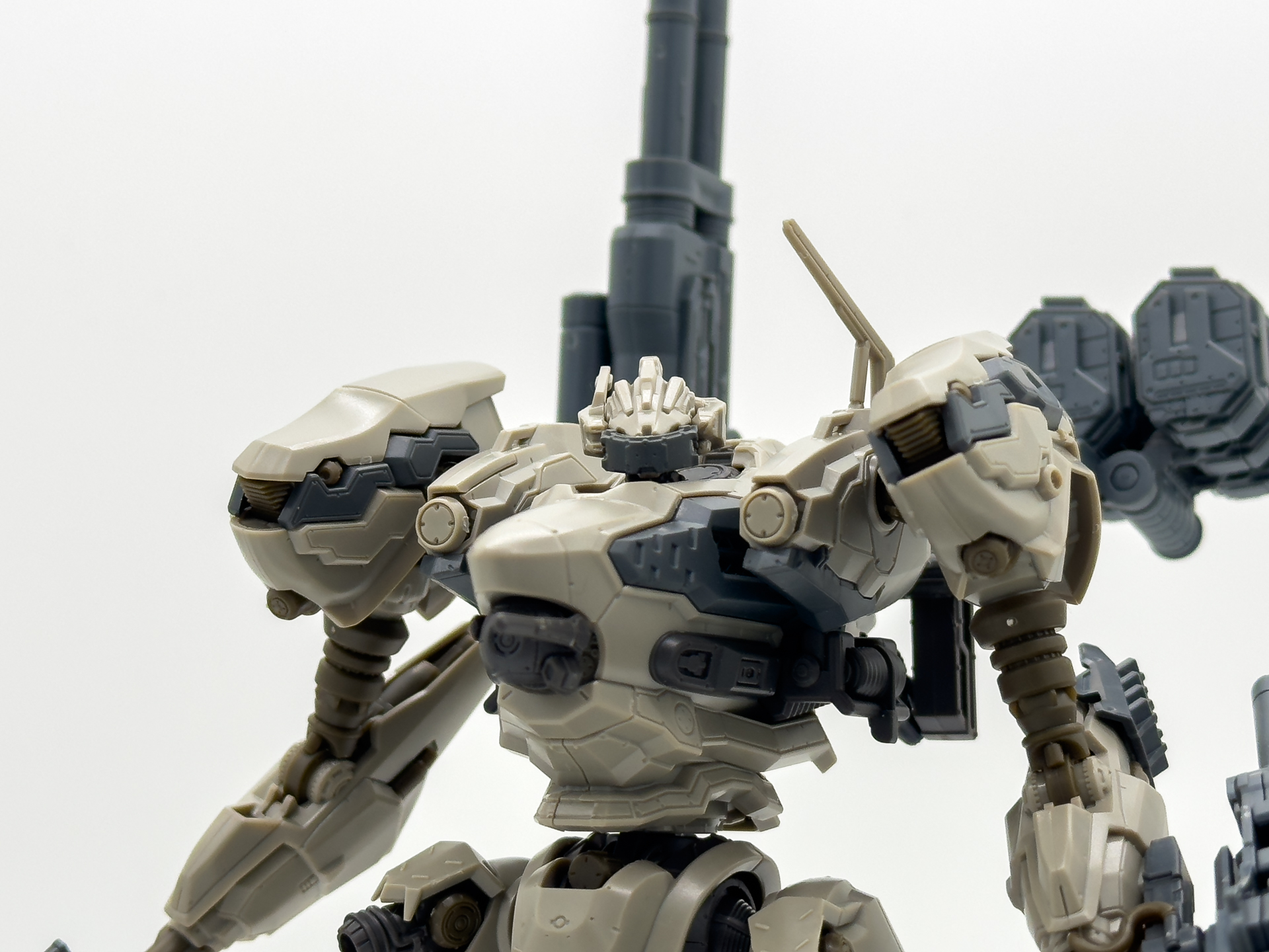 バイザー装備の頭部。側頭部のアンテナ角度もバイザー有無で変更されています。