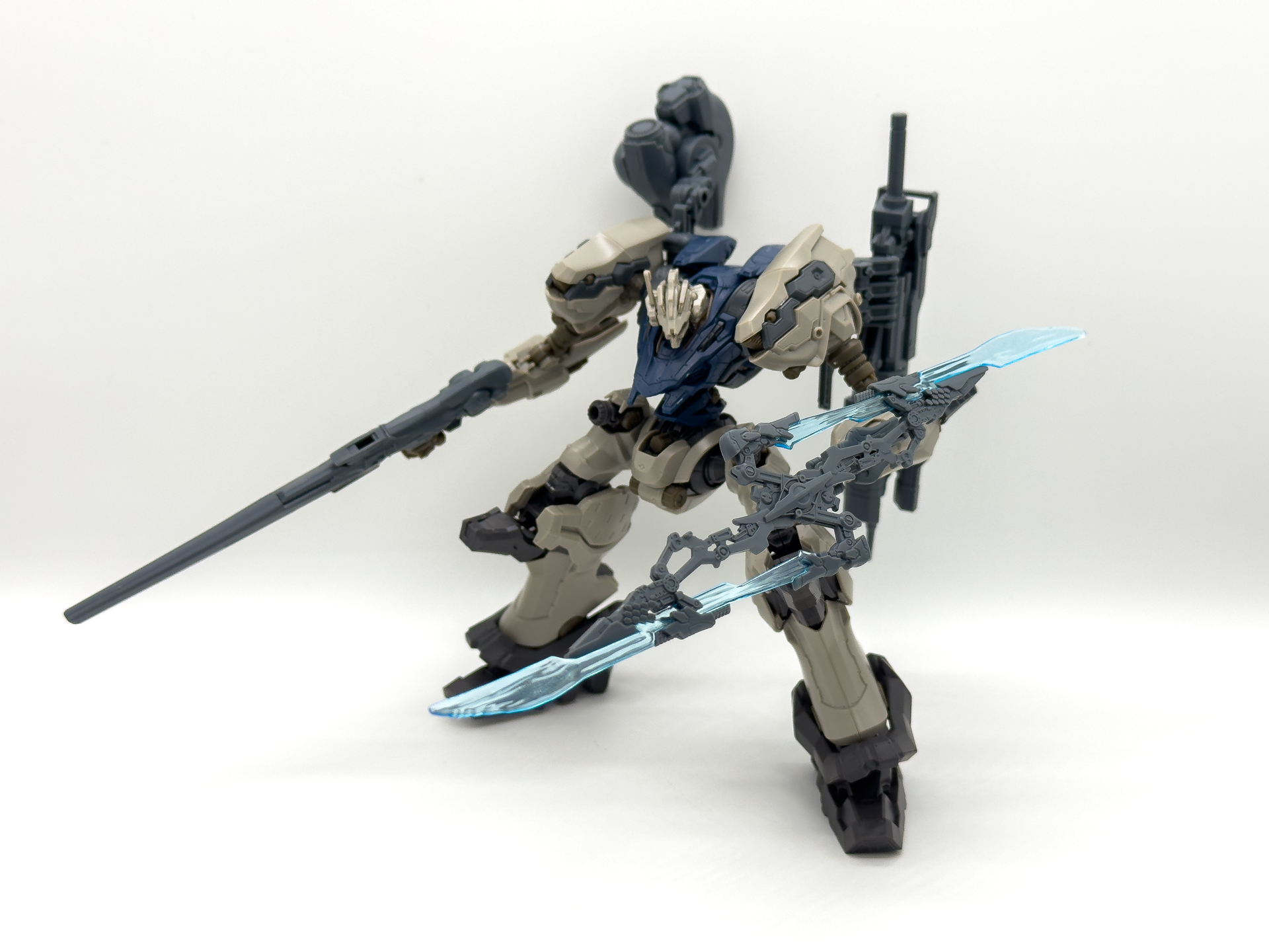 オリジナルのアセンブルを行なったAC。「30MM ARMORED CORE VI FIRES OF RUBICON」シリーズの各部のジョイント形状は共通のため、ゲーム同様のカスタマイズに対応します。