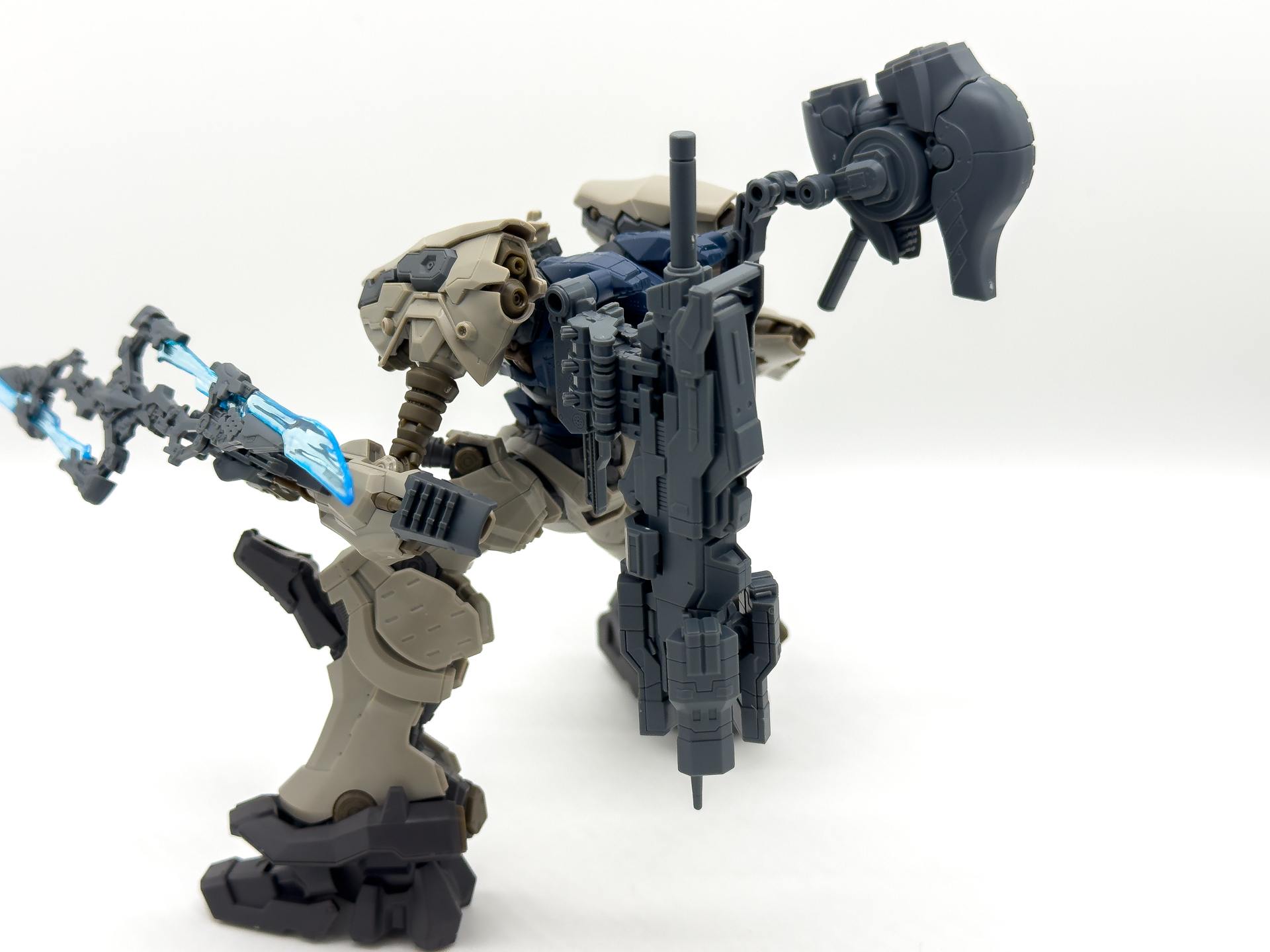 「スティールヘイズ」の武器ラックには「ナイトフォール」のパイルバンカーを装備させることも可能です。