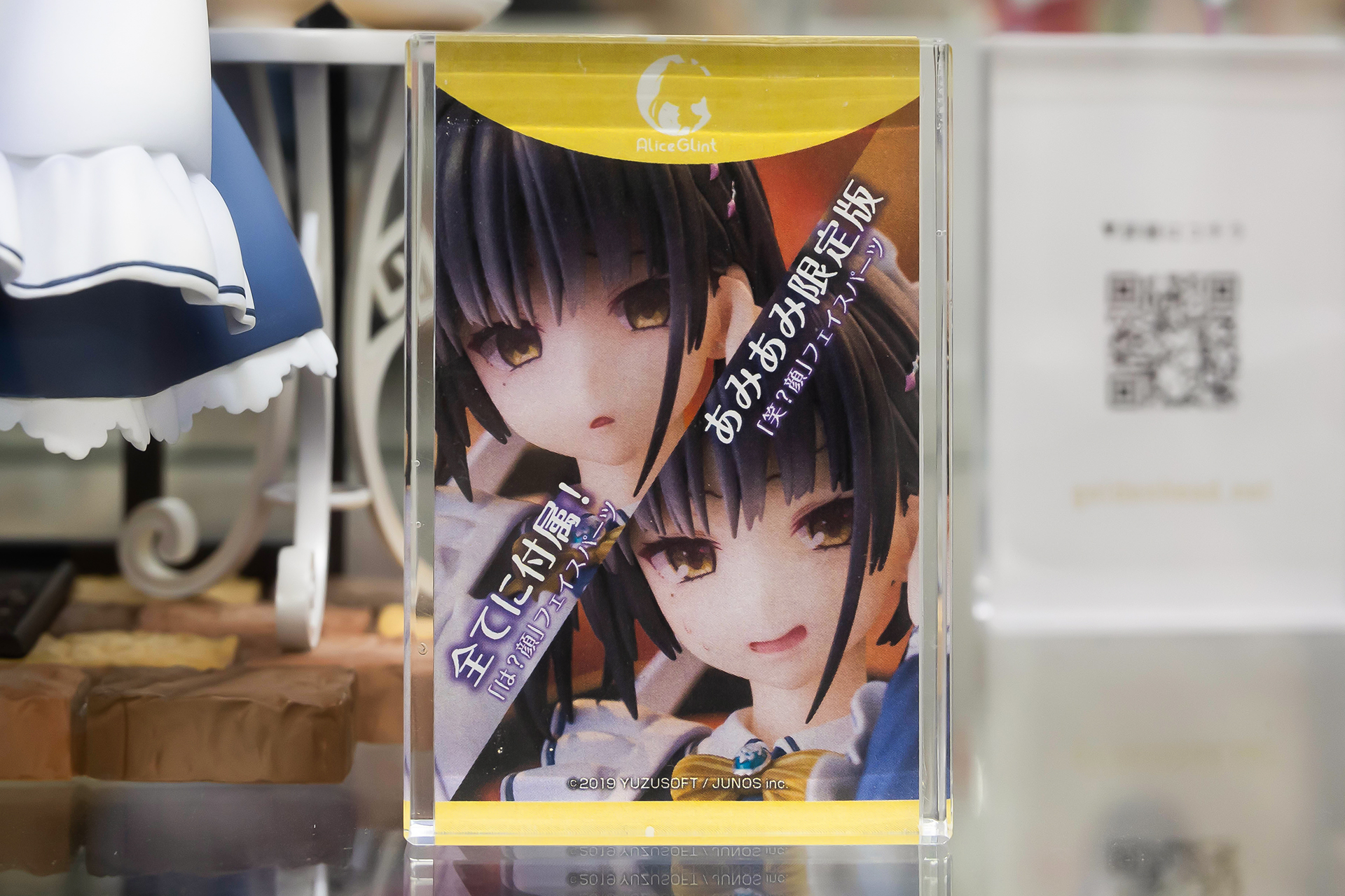 差し換え用の「は？顔」フェイスパーツに加えて、あみあみ限定で「笑？顔」フェイスパーツが付属している