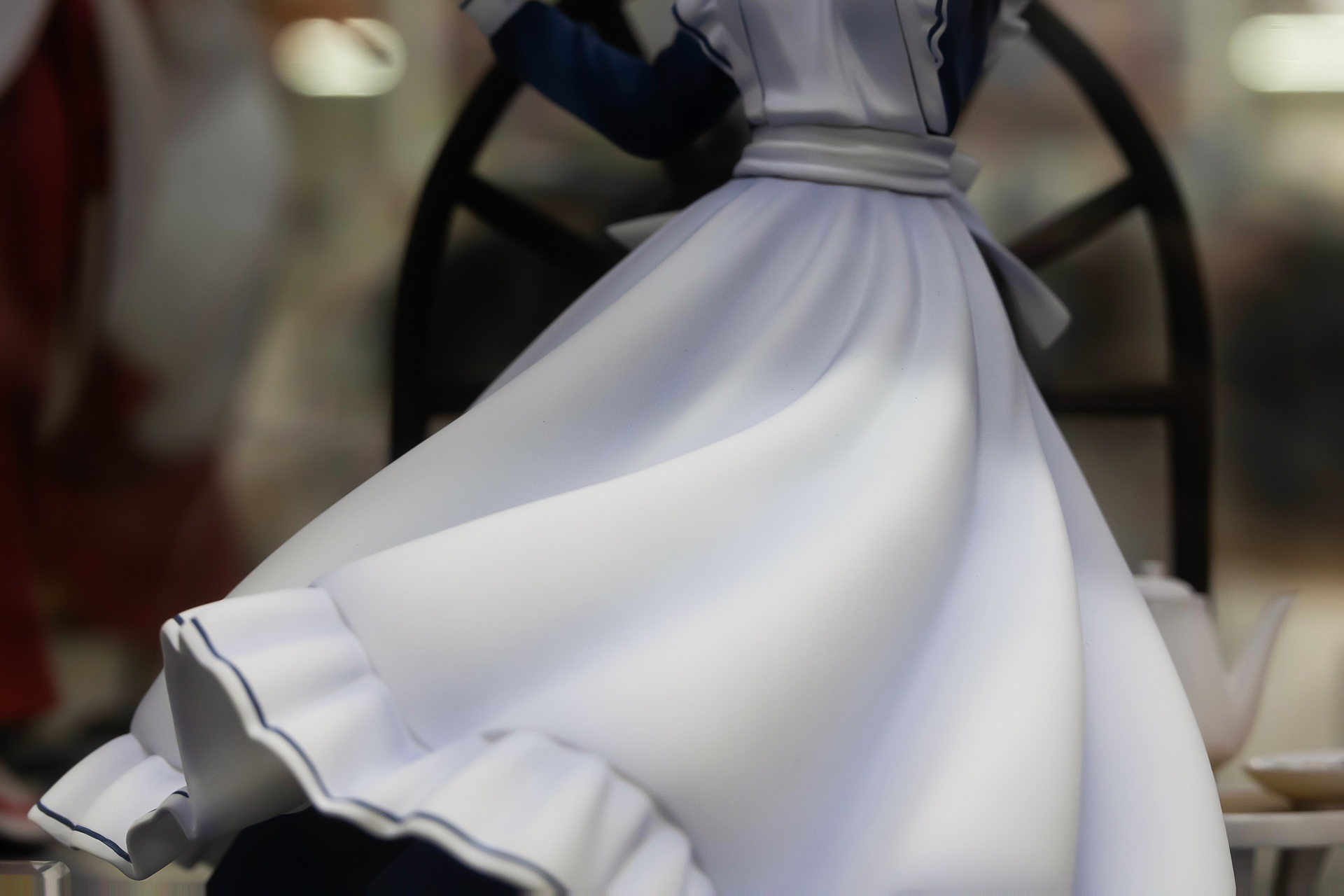 足元付近も風で煽られているような動きが付けられている