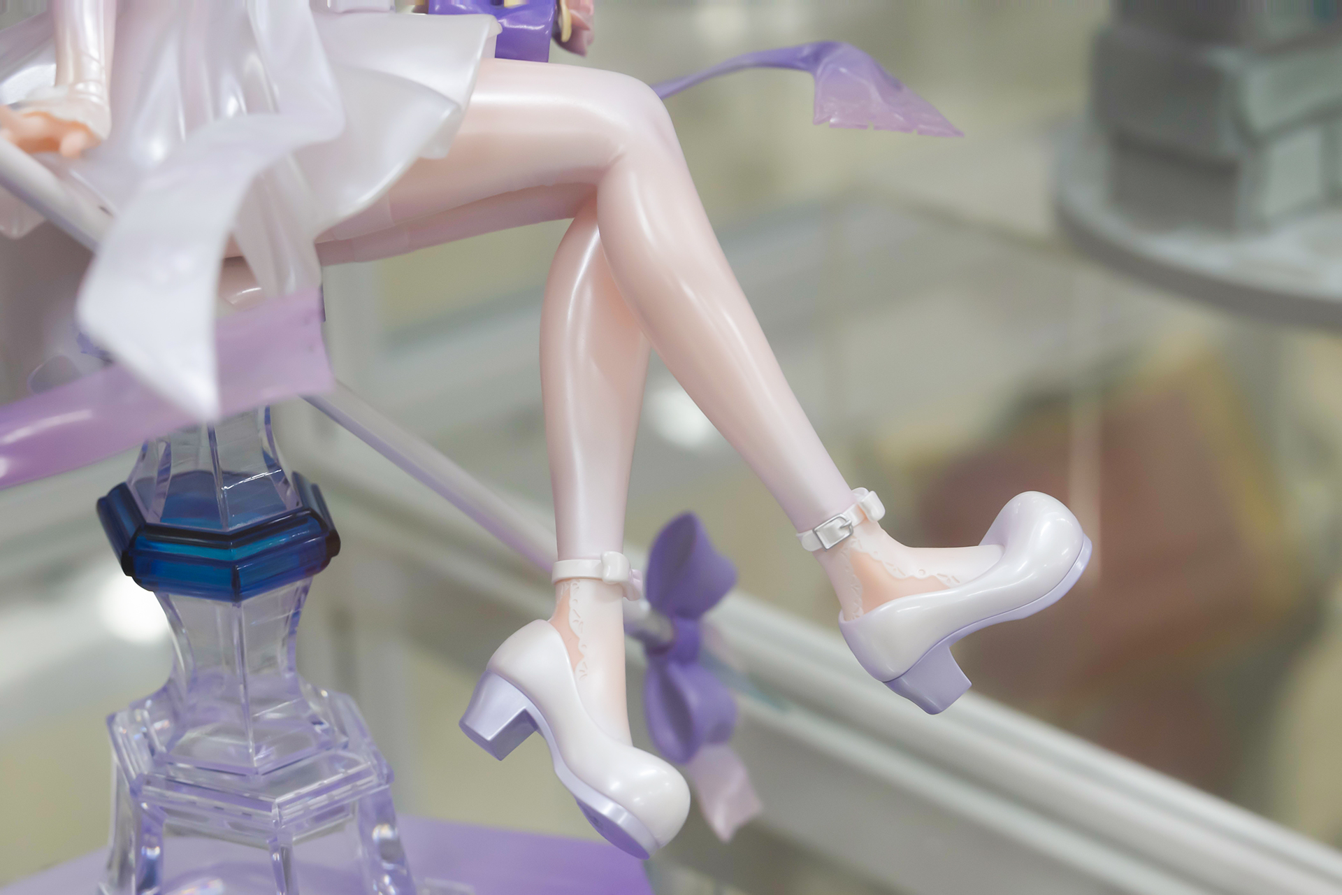 脚は艶やかな白いストッキングを履いている