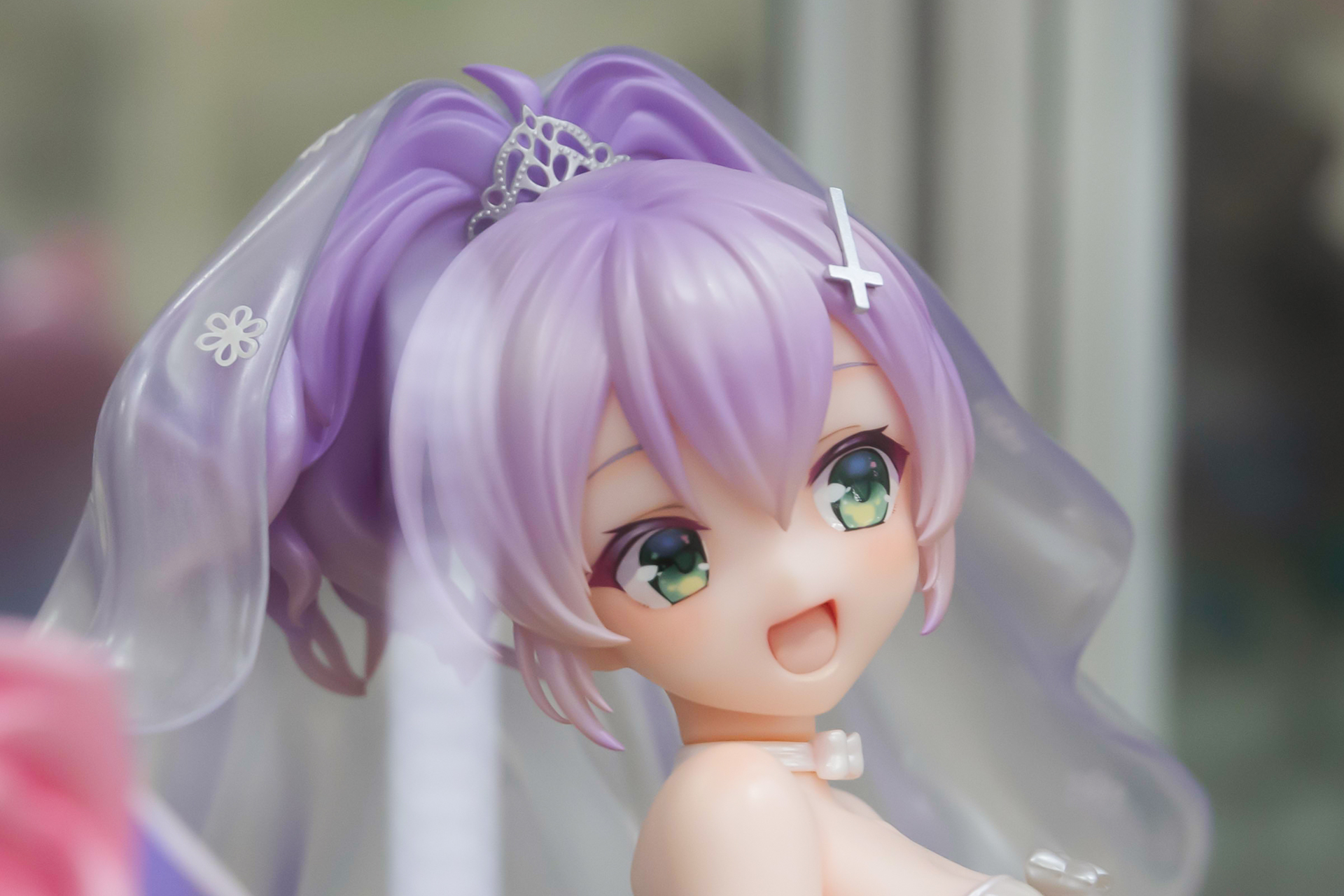クリアパーツを使ったベールは透明感のある仕上がりになっている