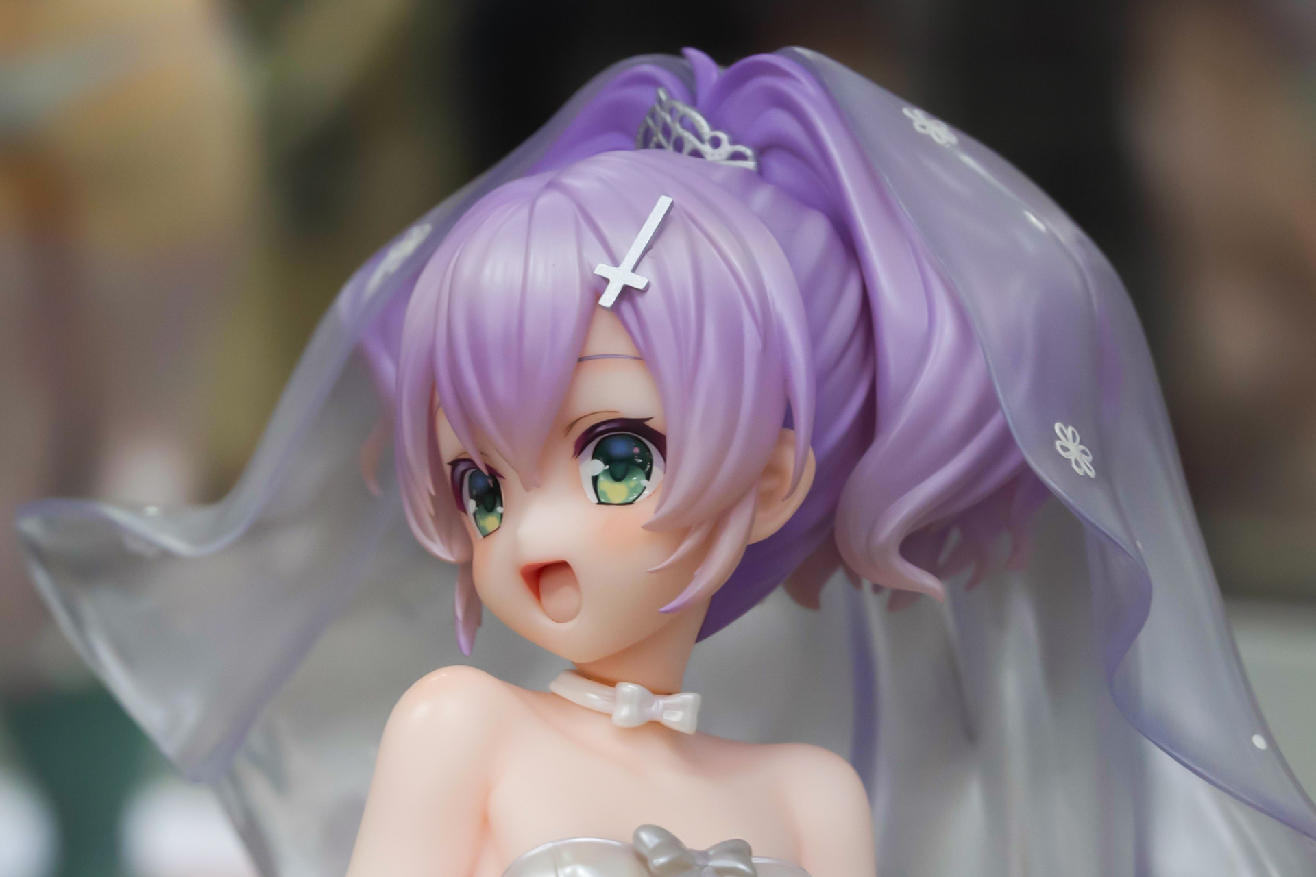 やや複雑な髪型もうまくまとめられている