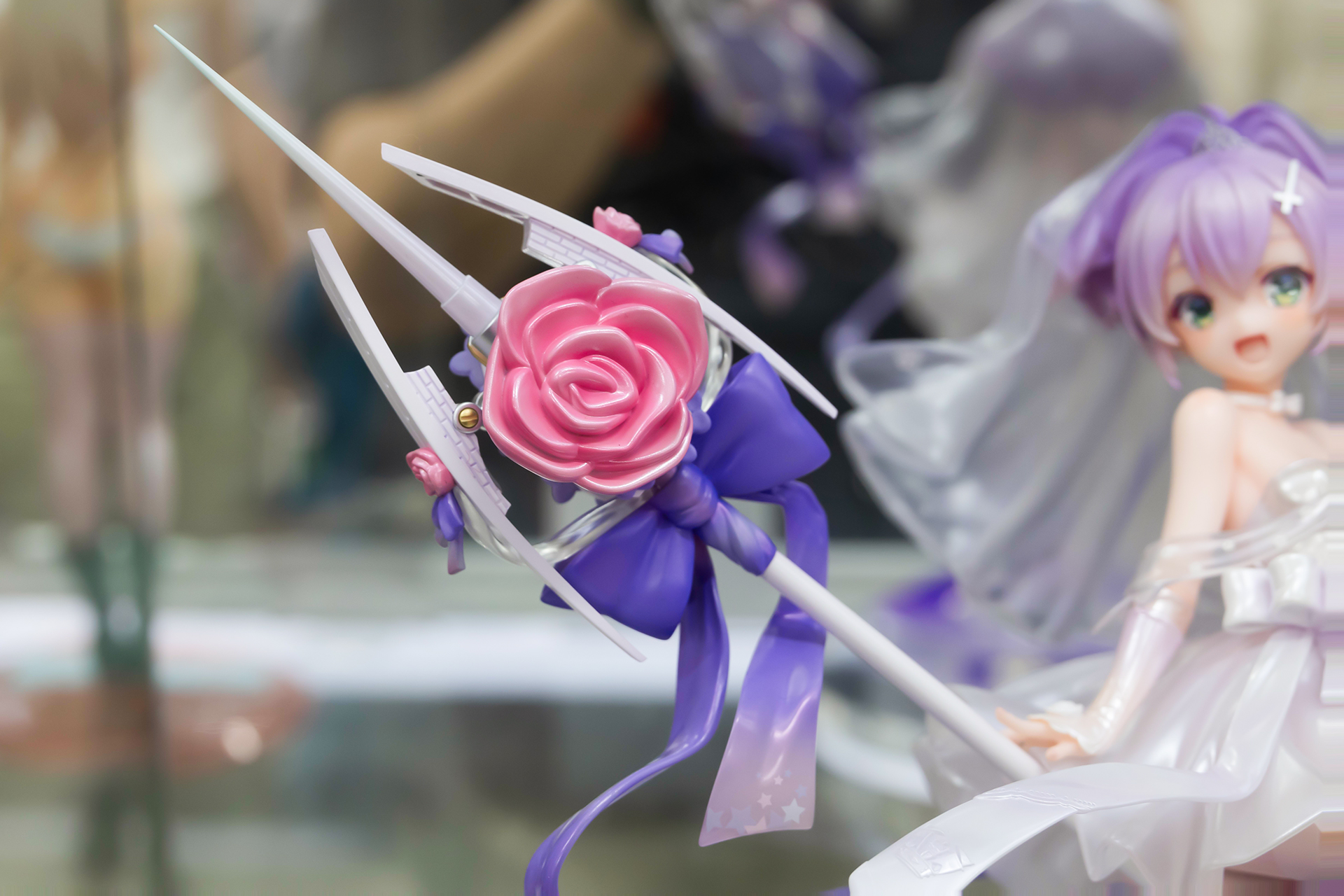 手に持った長い槍にも、バラの花があしらわれている