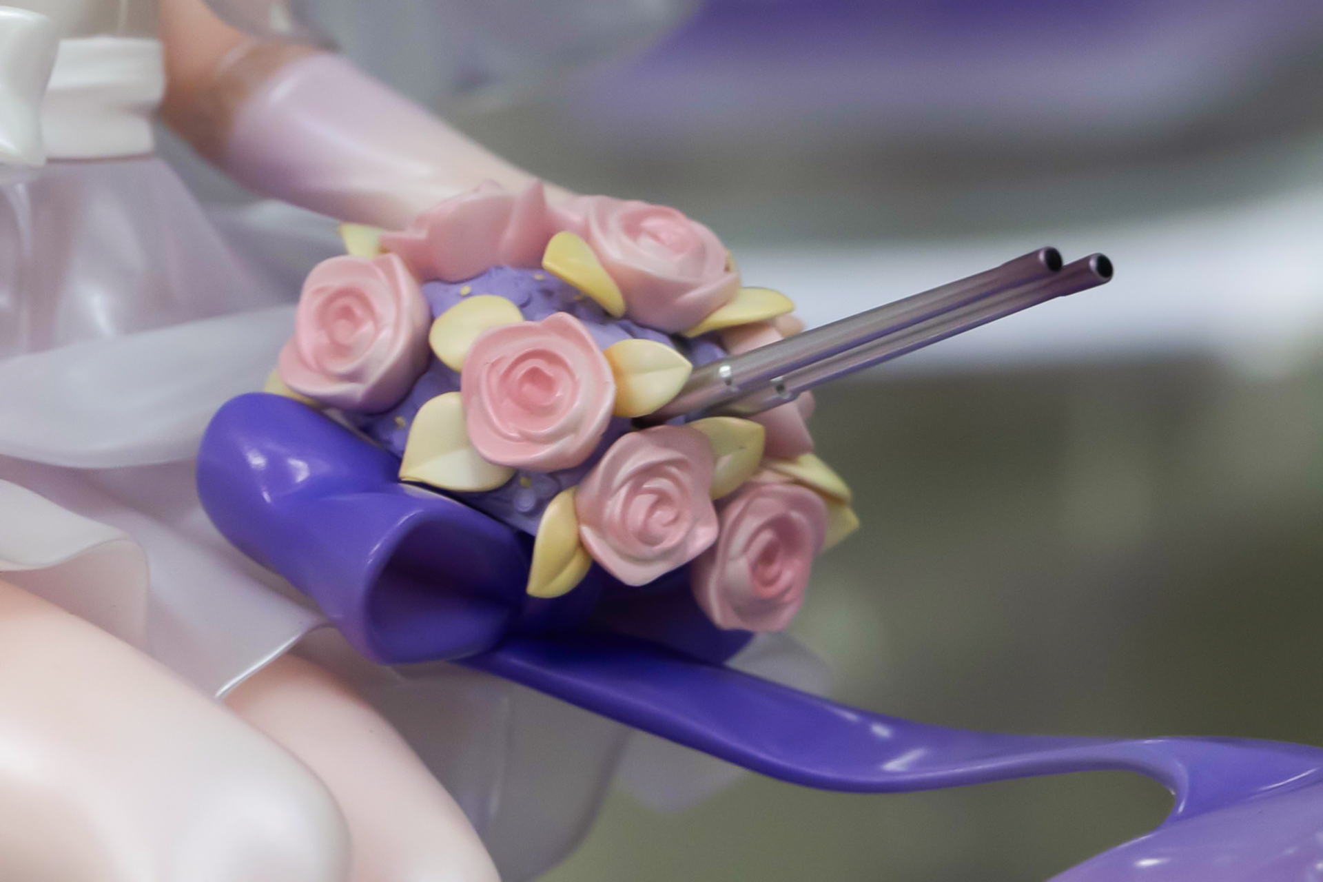 手に持った連装砲にもバラの花束が組み合わさっている