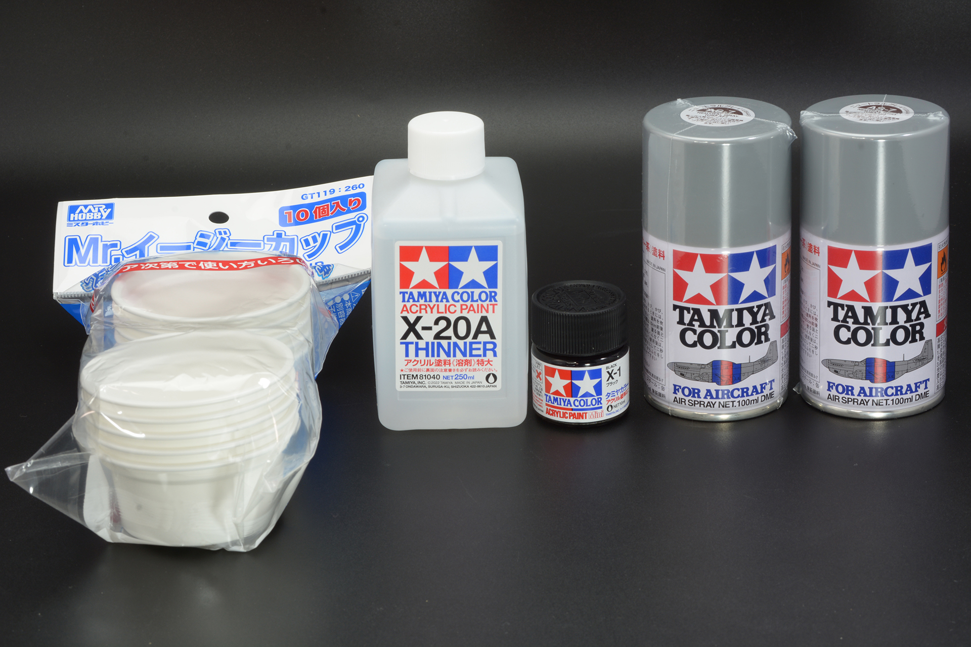 スプレーや塗料、塗料皿なども購入