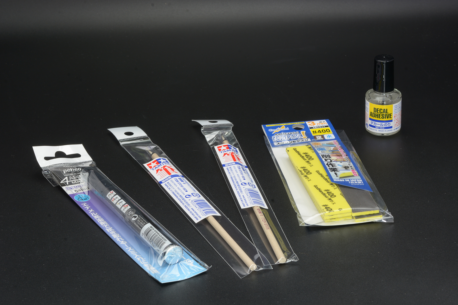 筆に、スミ入れ用のペン、ヤスリとデカールのり。こういった細かい工具もしっかり販売されているのが嬉しい。専門模型店の品揃えだからこそ、色々な工具を選べるのが楽しい