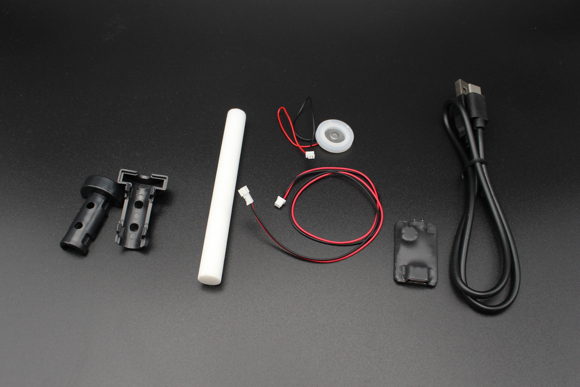 左から給水芯カバー（ロットによって形状が2種類あり性能は同じ。これはAタイプ）、給水芯、超音波トランスデューサ、モジュール基板、USBケーブル