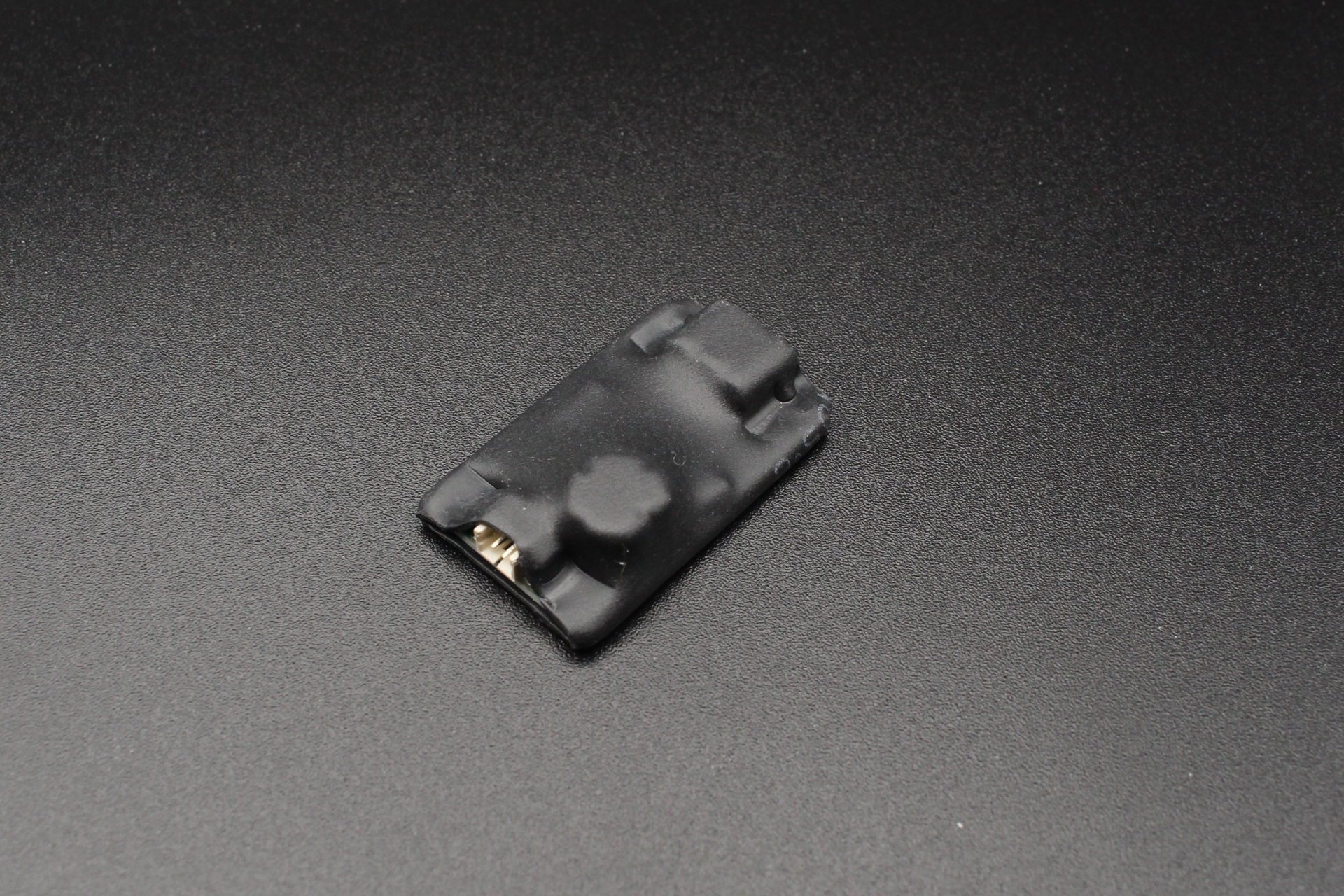 モジュール基板は防滴のためにチューブでシーリングされている