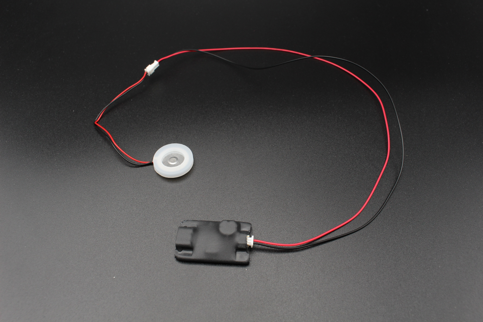 それぞれを接続。ケーブルが細いので取り扱いに注意