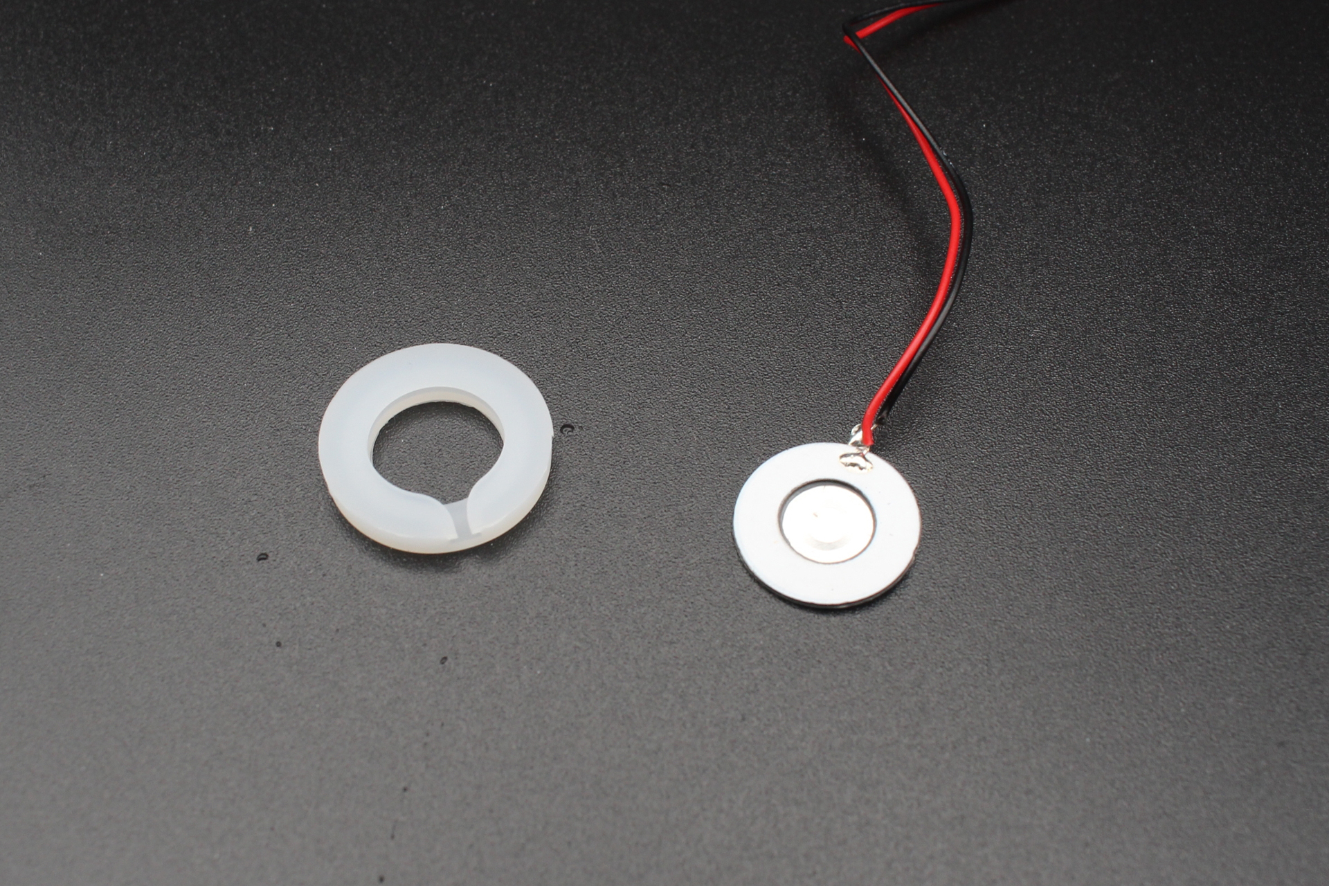 カバーに入れずに使うにはシリコンリングを取り外す