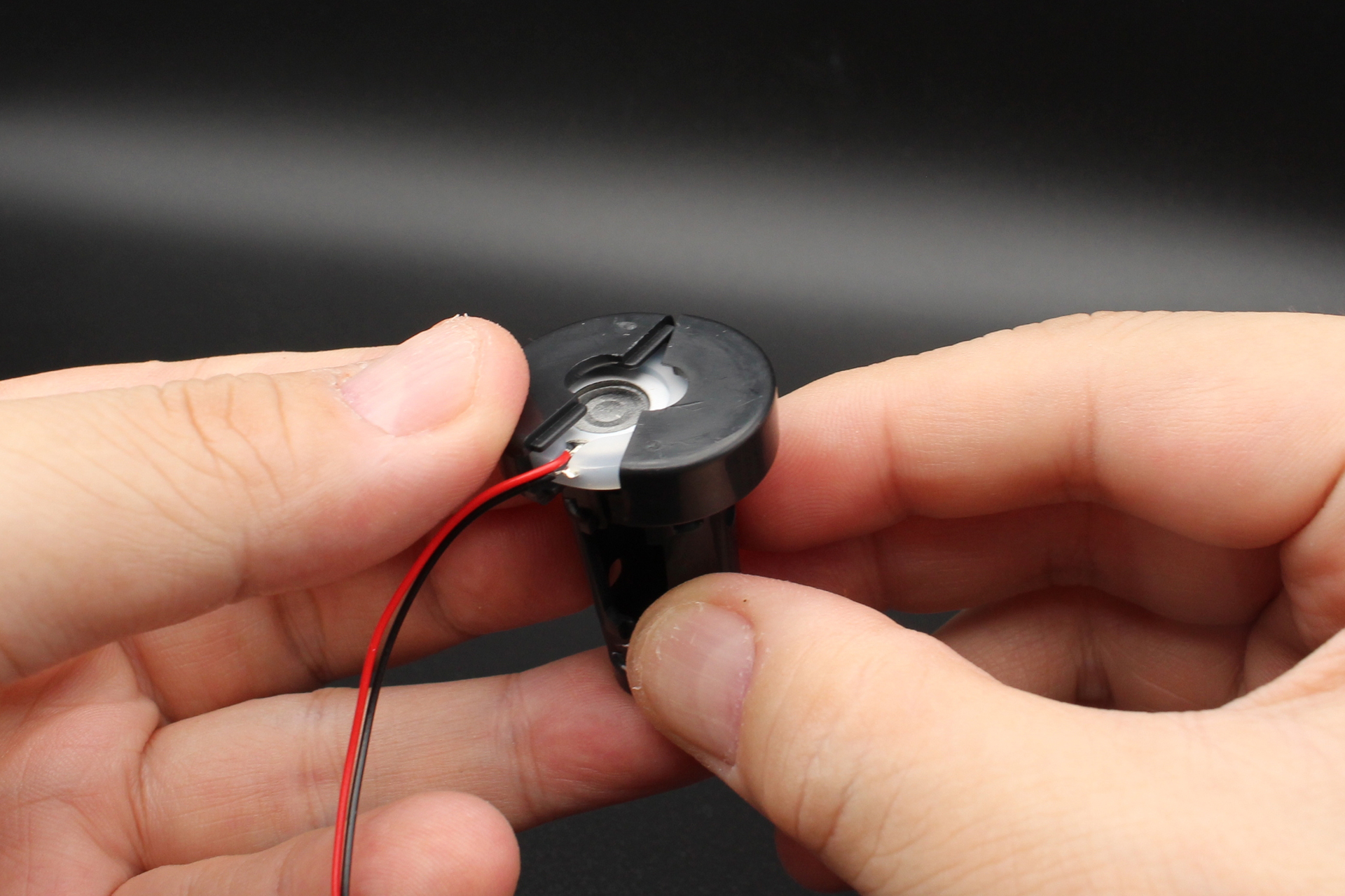 カバーにトランスデューサを組み込む。シリコンリングは付けたままでOK。付け根のケーブルが繊細なので挟んで切らないよう注意