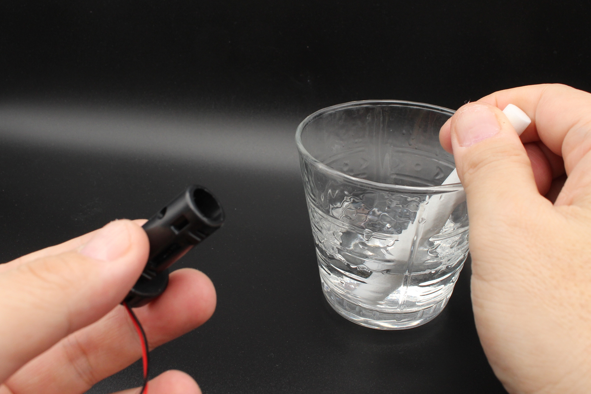 給水芯に水を吸い込ませる。小さめのコップを用意しておくと便利だ