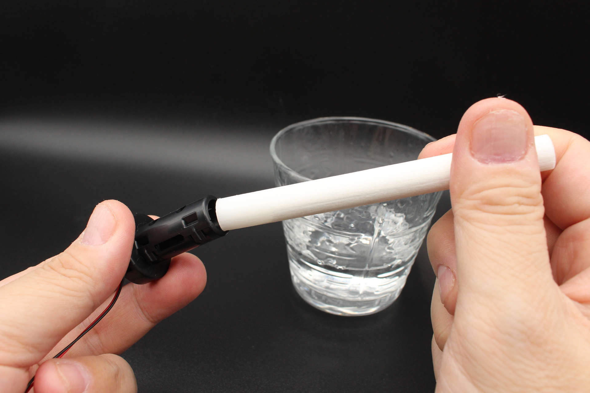 カバーに給水芯を差し込む